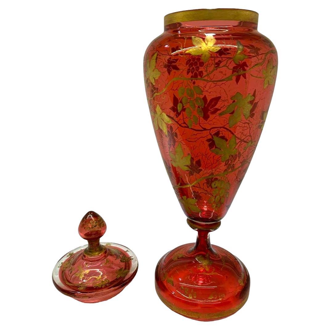 Antike böhmische Vase aus vergoldetem Preiselbeerglas mit Deckel, 19. Jahrhundert im Zustand „Gut“ im Angebot in Rostock, MV
