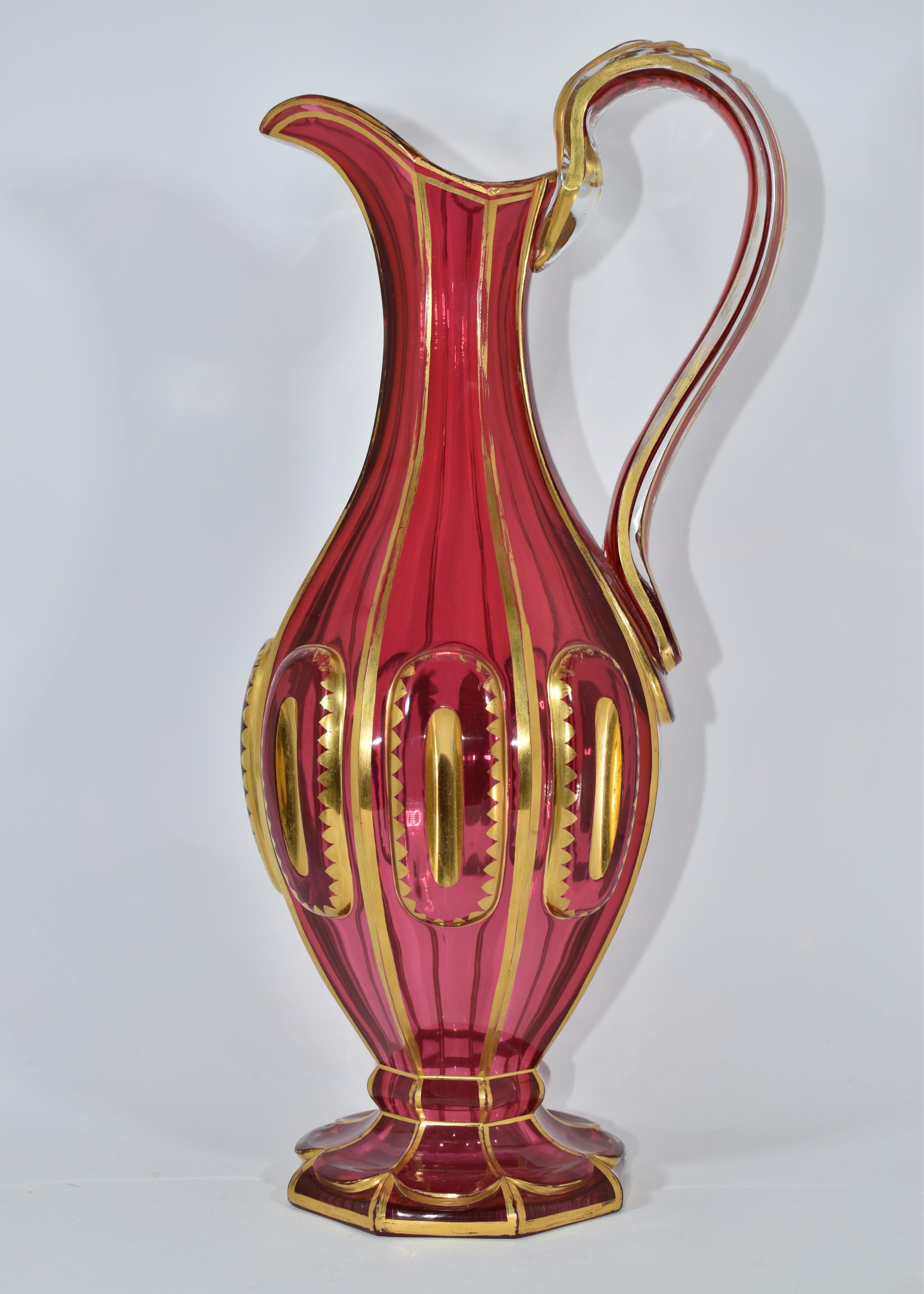 Antiker böhmischer Krug aus vergoldetem Preiselbeerglas, Krug, 19. Jahrhundert (Vergoldet) im Angebot
