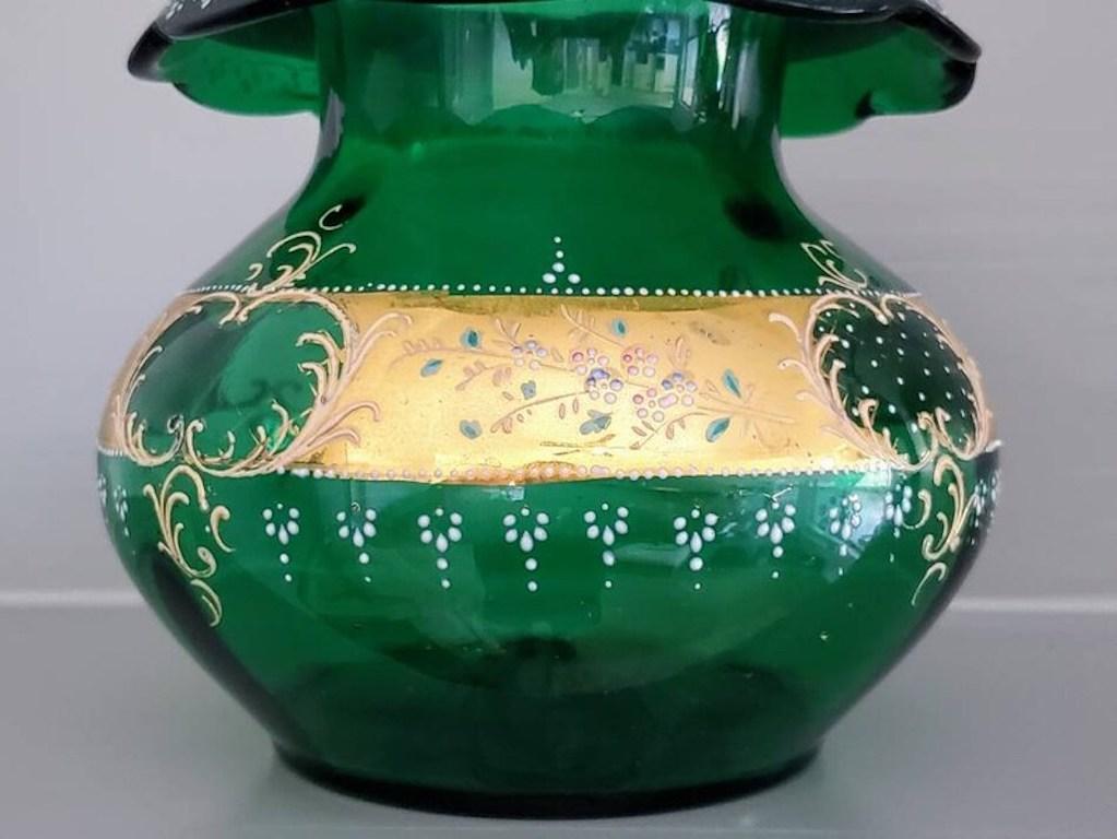 Ancien vase bohème émaillé doré, attribué à Moser Glassworks en vente 2