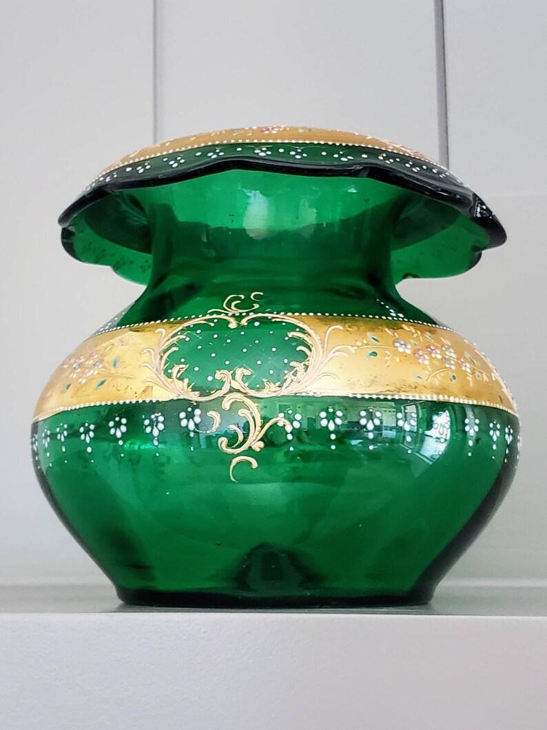 Magnifique vase ancien en verre de Bohême attribué au fabricant de verrerie de luxe Moser Glassworks. 

Habilement soufflé, peint et incrusté à la main en Bohemia (l'actuelle République tchèque) au tournant de la fin du 19e et du début du 20e