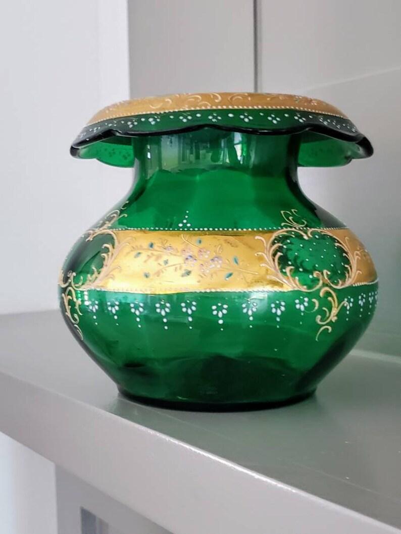20ième siècle Ancien vase bohème émaillé doré, attribué à Moser Glassworks en vente