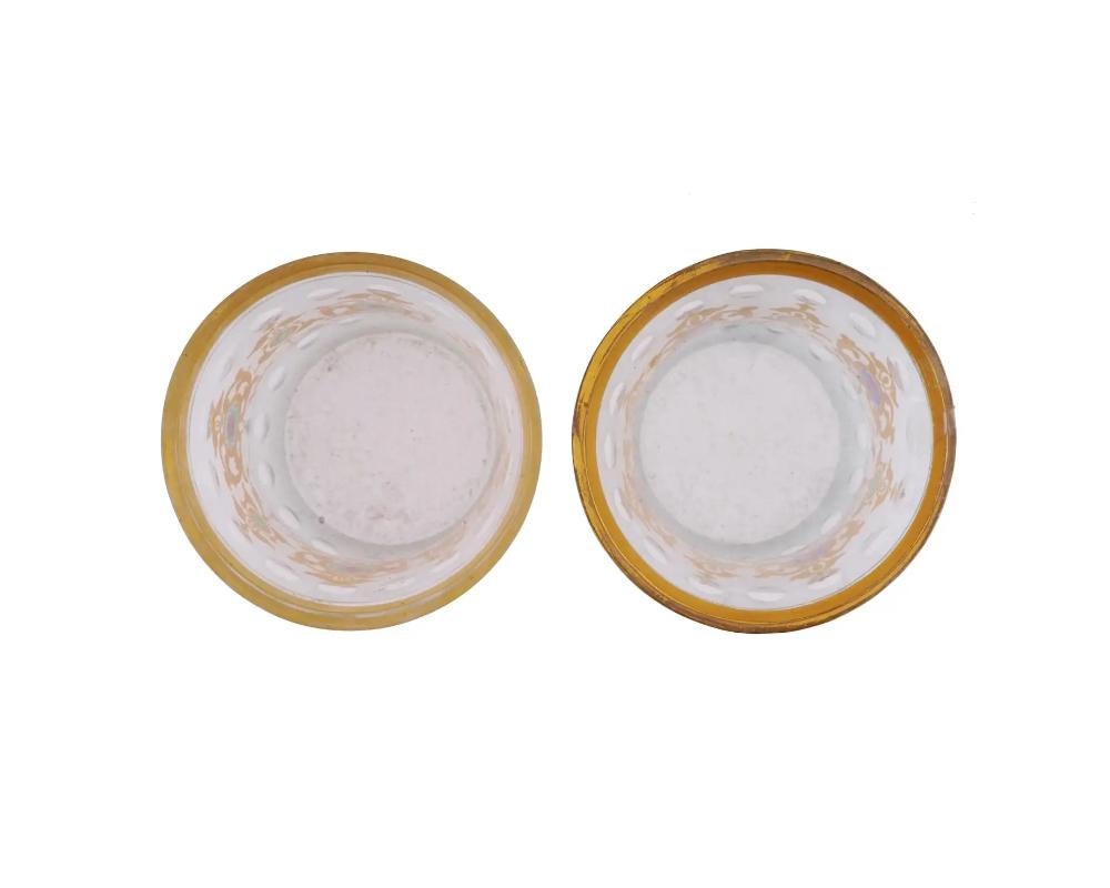 Anciennes tasses bohèmes en verre dépoli ornées de bijoux dorés Bon état - En vente à New York, NY
