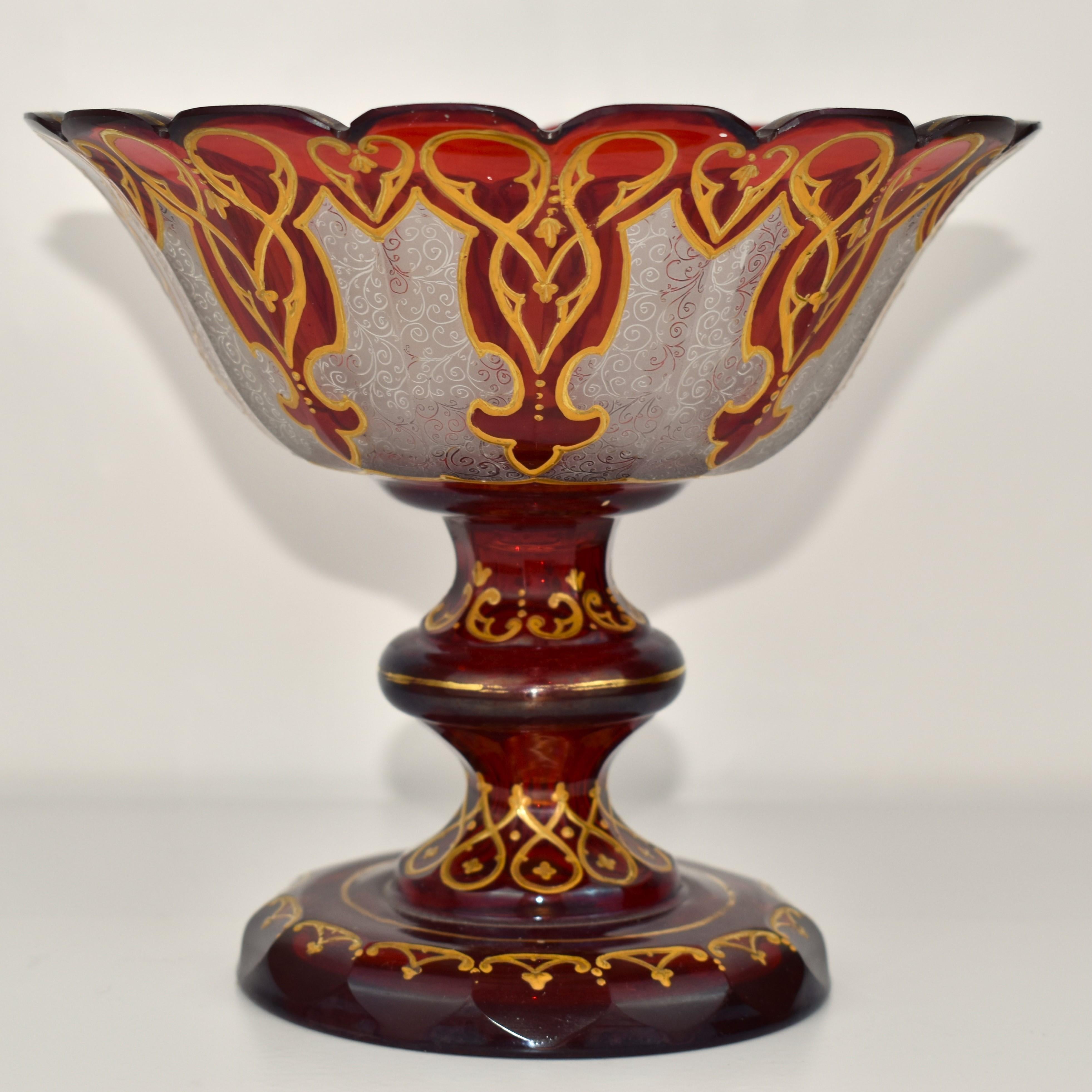 Centre de service exquis, bol Tazza, bol à bonbons, en verre taillé de Bohème rouge rubis

Richement décoré d'émaux dorés peints à la main sur tout le pourtour.

Bordure ondulée dorée

Bel exemple de verre de Bohème de la plus haute qualité du 19e