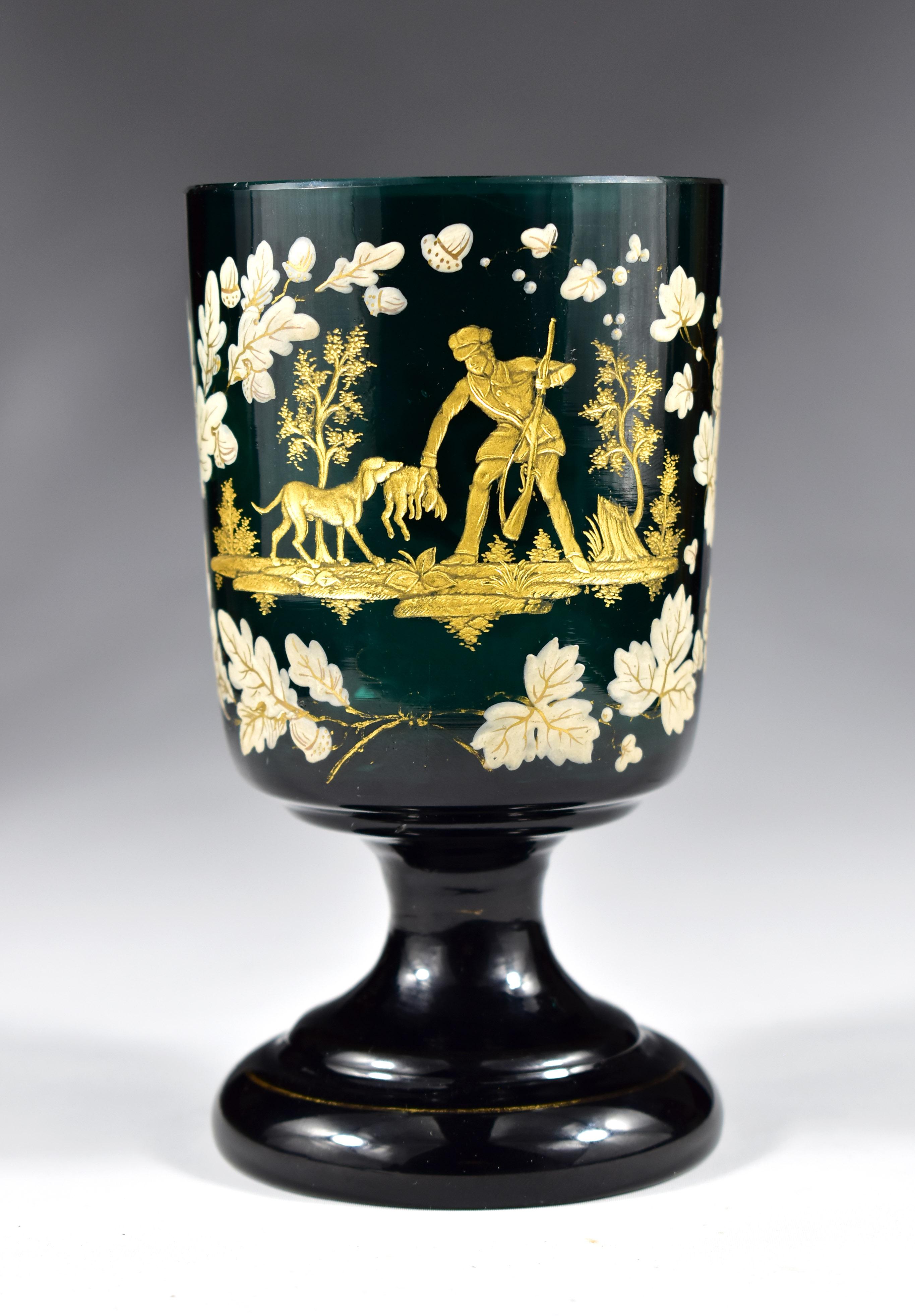 Belle coupe ancienne gravée et peinte, La gravure est du genre cynégétique, Un chien de chasse apporte une prise à son maître, la gravure est dorée et le tout est complété par une peinture dorée, La peinture est en partie ornementale et aussi à