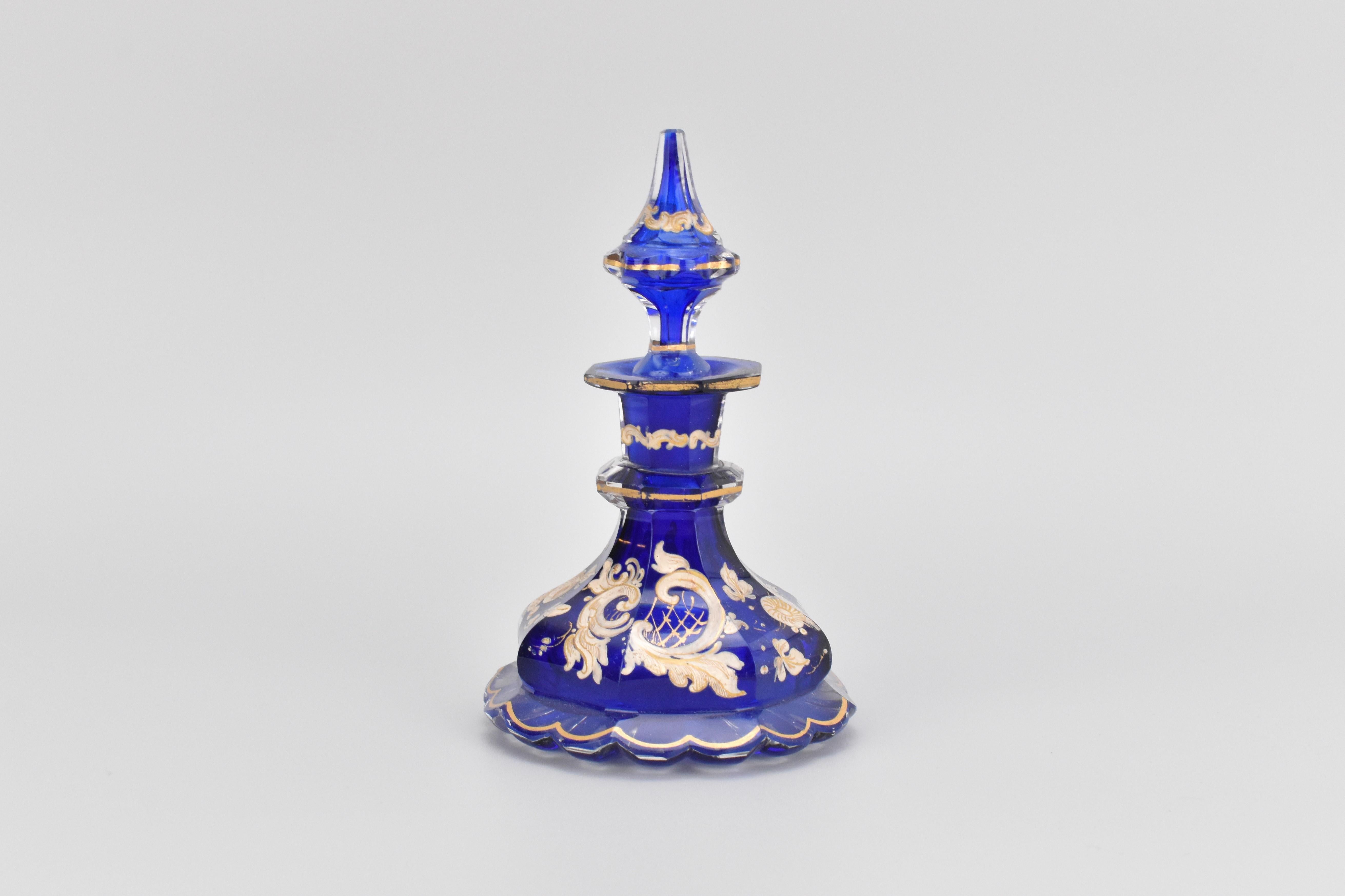 Une superbe pièce en cristal bleu cobalt provenant de la célèbre manufacture de verre de Bohême du 19ème siècle. Le corps est habilement découpé en 8 panneaux latéraux et émaillé de fleurs et de rinceaux complexes. D'autres détails délicats en émail