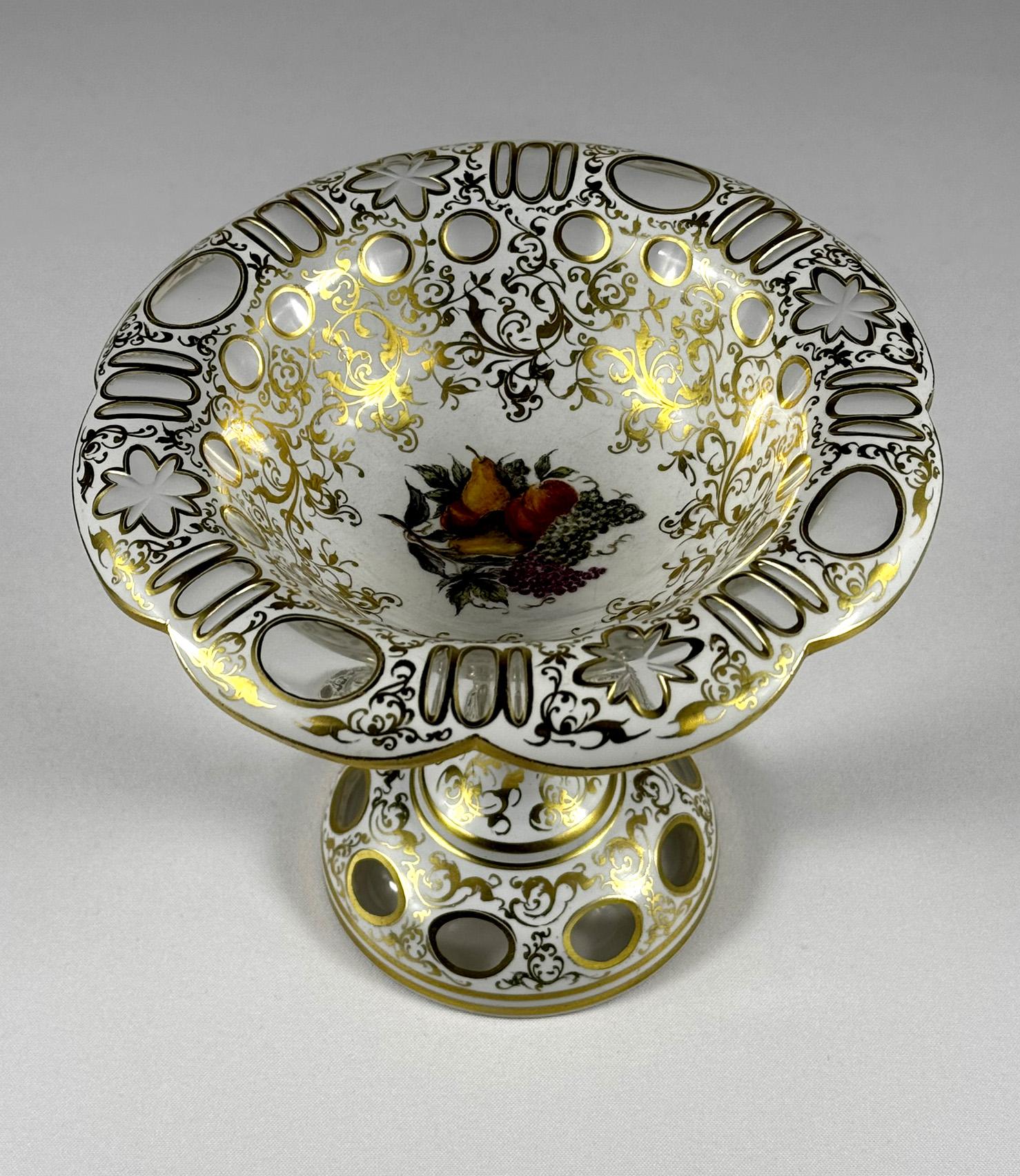 Bonito cuenco con pie para fruta o dulces. Está hecho de cristal opalino transparente y superpuesto, después se corta y se decora con una pintura con frutas y se adorna con oro. Esta pieza data del siglo XIX, es un testimonio de la artesanía de los