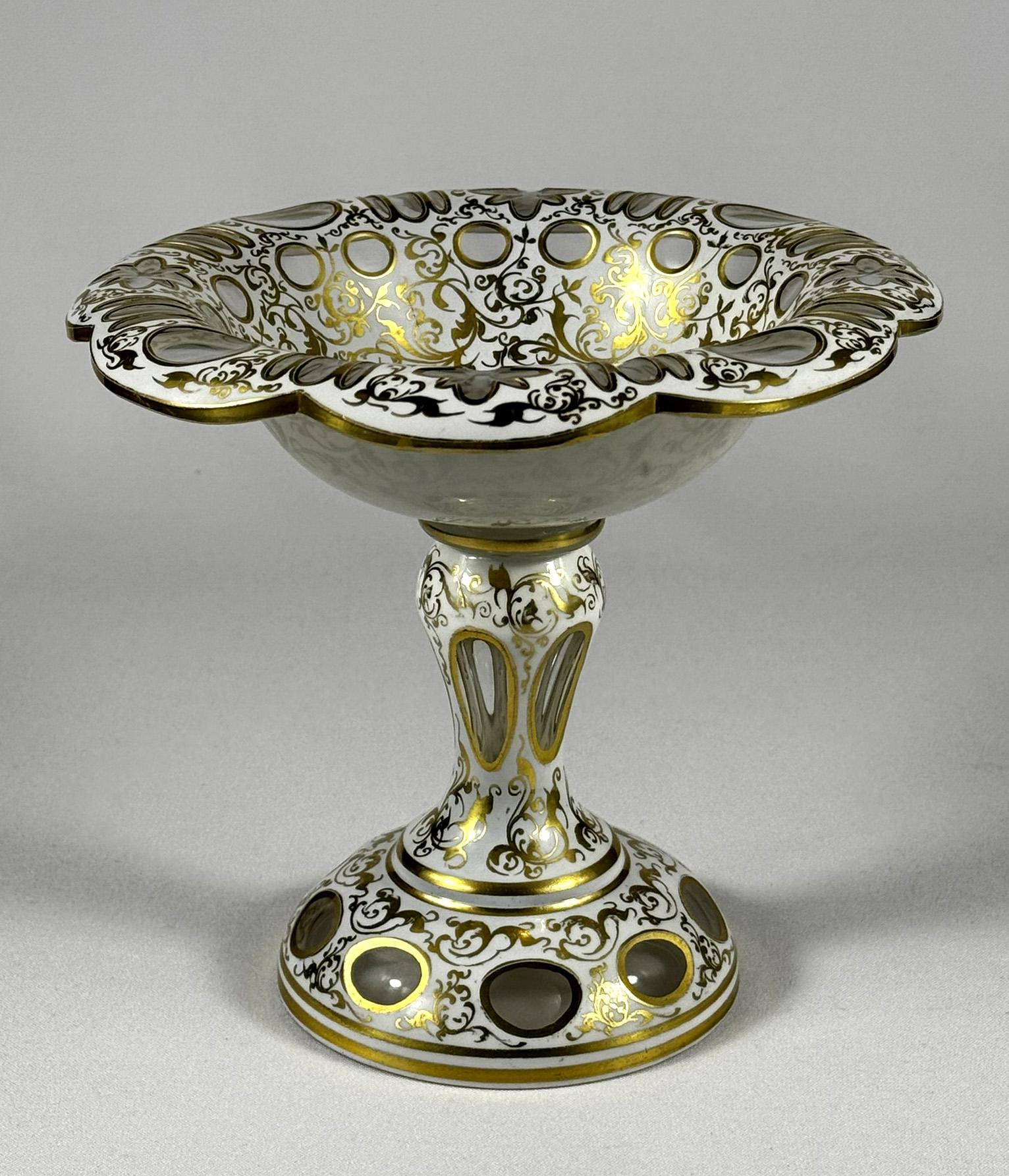 Cristal de Bohemia Antiguo - Recubrimiento Blanco - Cortado y Pintado  siglo XIX Biedermeier