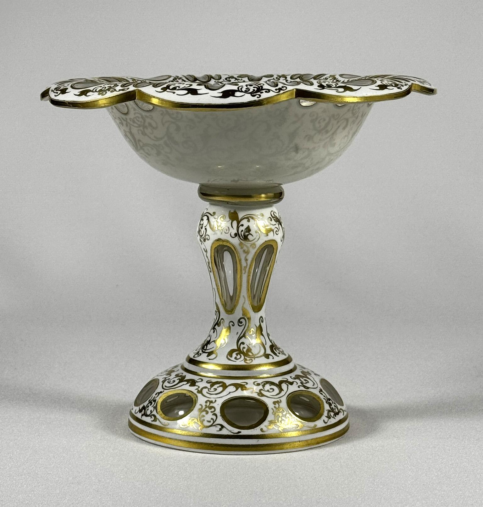 Cristal de Bohemia Antiguo - Recubrimiento Blanco - Cortado y Pintado  siglo XIX Europeo