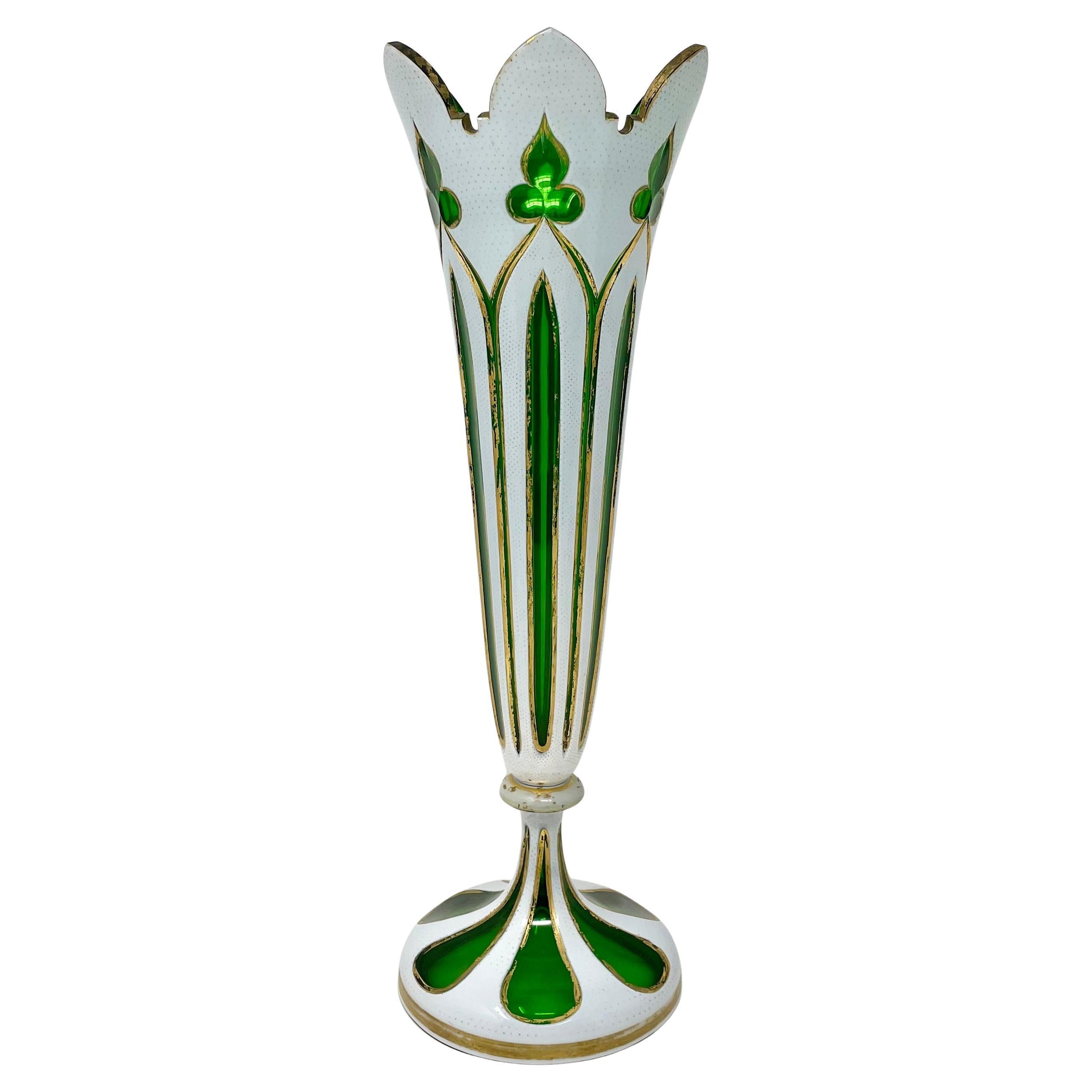 Autrichien Vase ancien en cristal taillé vert de Bohème, recouvert de blanc et d'or, Circa 1900. en vente