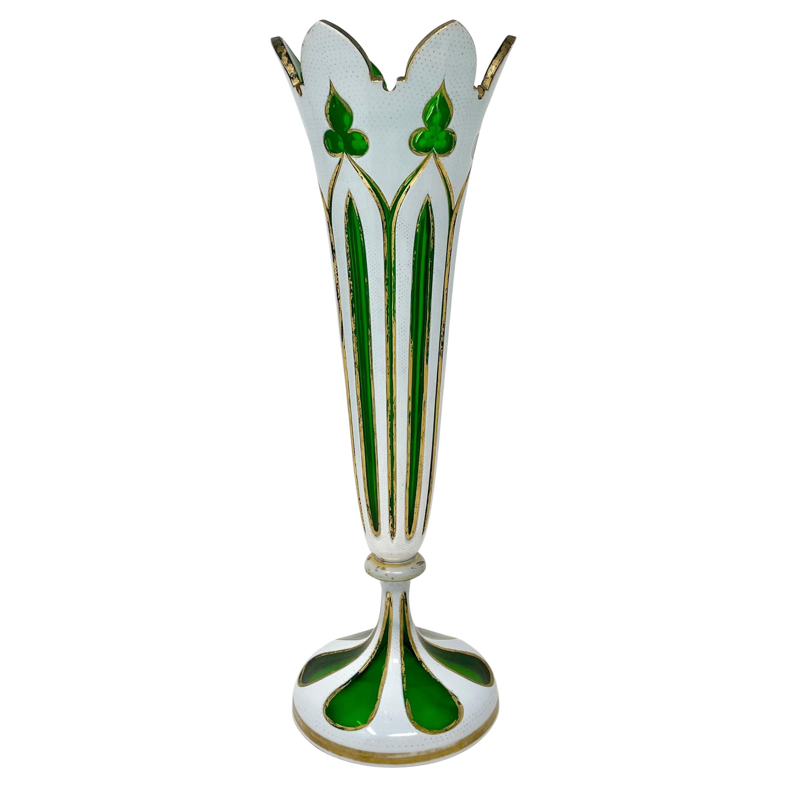 Vase ancien en cristal taillé vert de Bohème, recouvert de blanc et d'or, Circa 1900. Bon état - En vente à New Orleans, LA