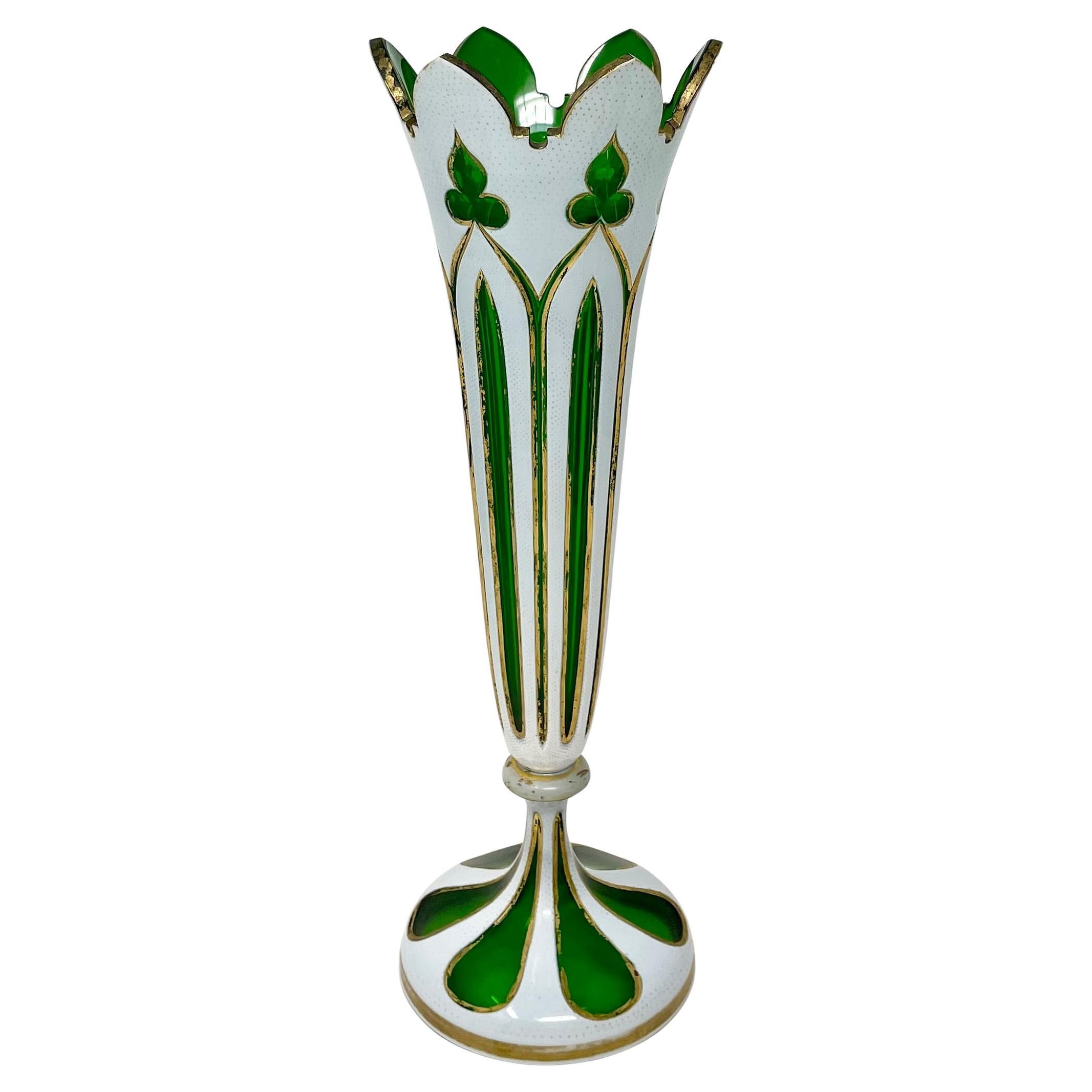 20ième siècle Vase ancien en cristal taillé vert de Bohème, recouvert de blanc et d'or, Circa 1900. en vente
