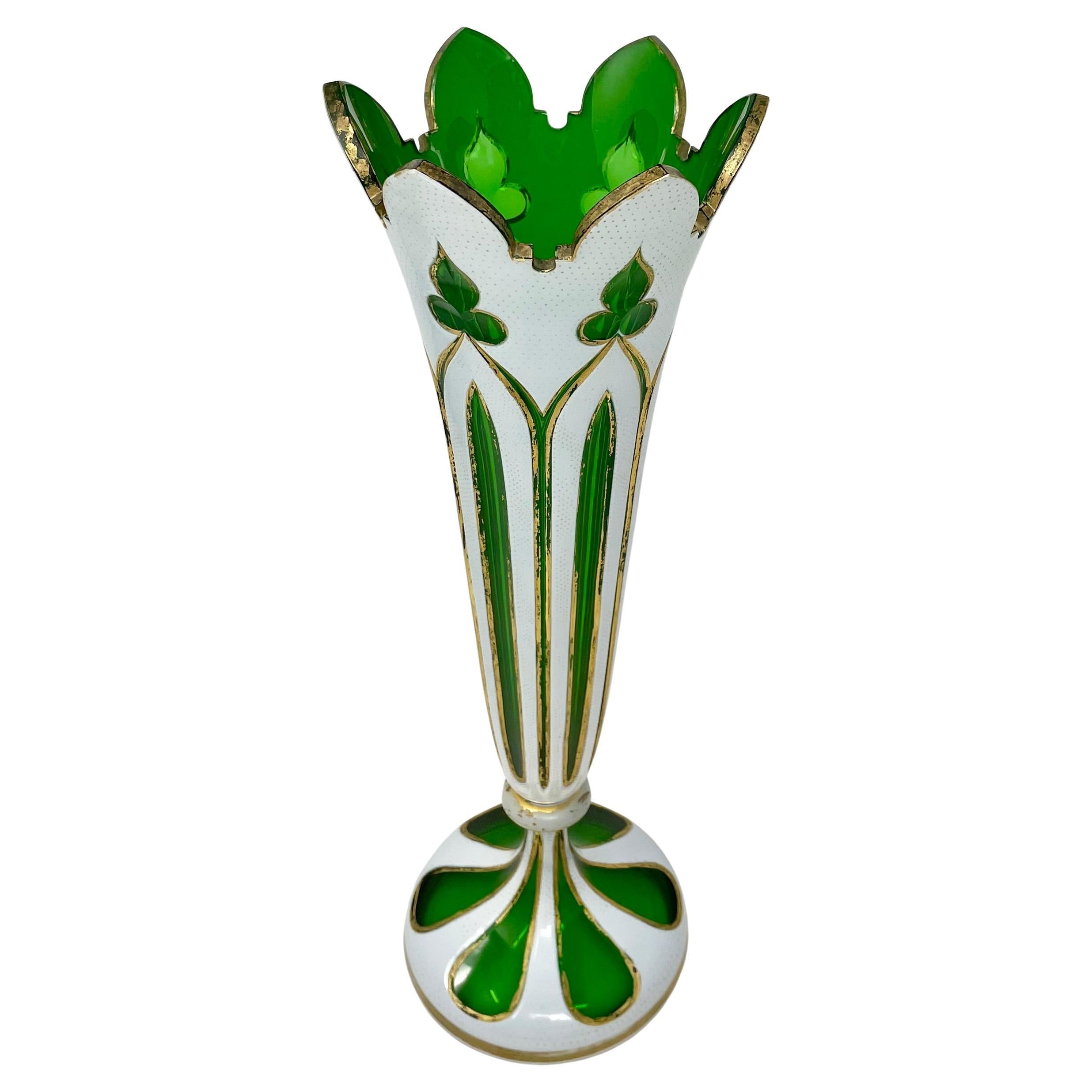 Cristal Vase ancien en cristal taillé vert de Bohème, recouvert de blanc et d'or, Circa 1900. en vente