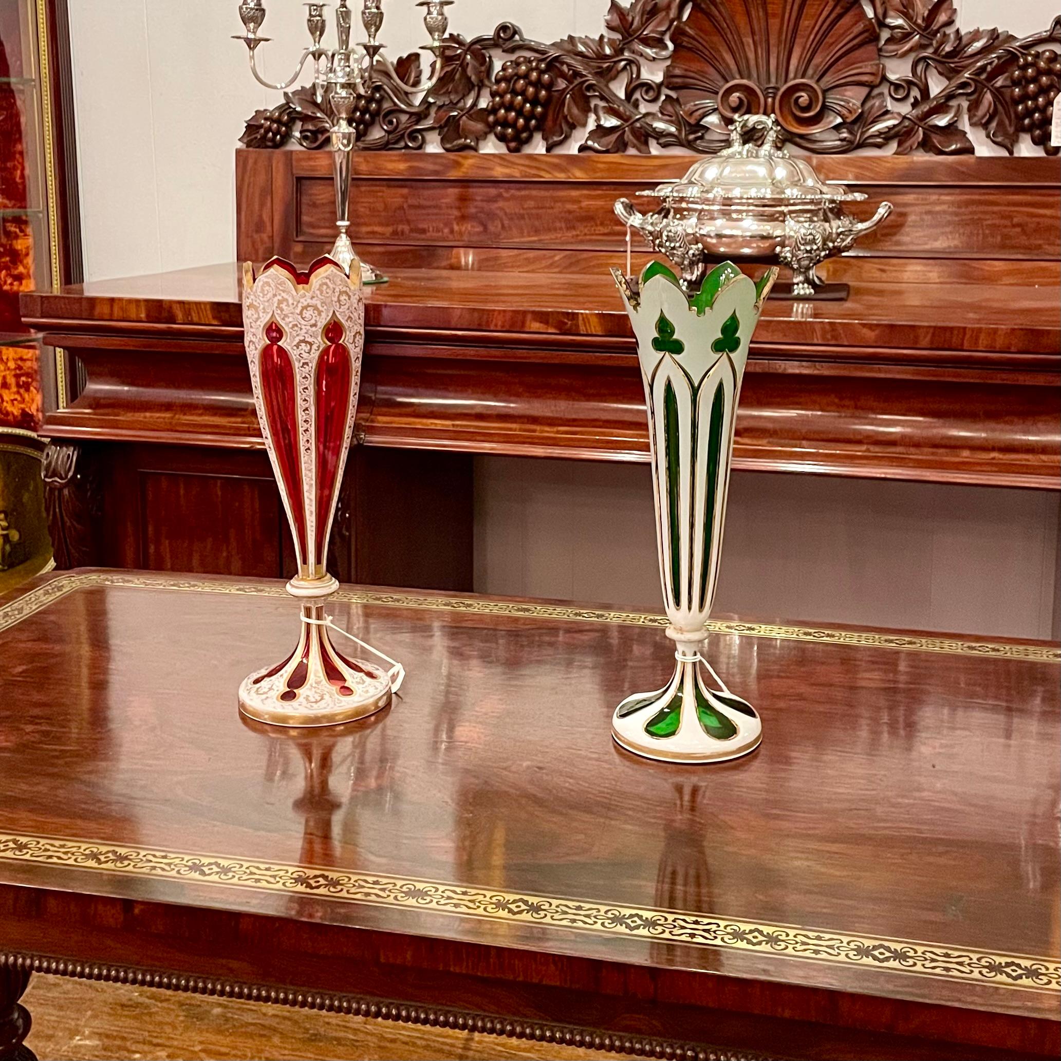 Vase ancien en cristal taillé vert de Bohème, recouvert de blanc et d'or, Circa 1900. en vente 1
