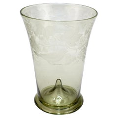 Gobelet ou tasse de Bohème antique en verre vert de type « Waldglas » gravé