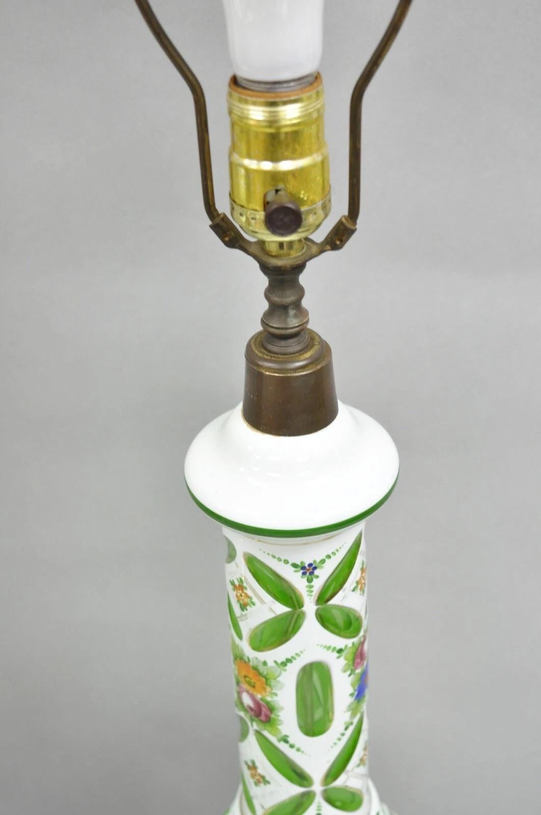 Paire de lampes de bureau de Bohème anciennes à colonne en verre émaillé vert et blanc en vente 4