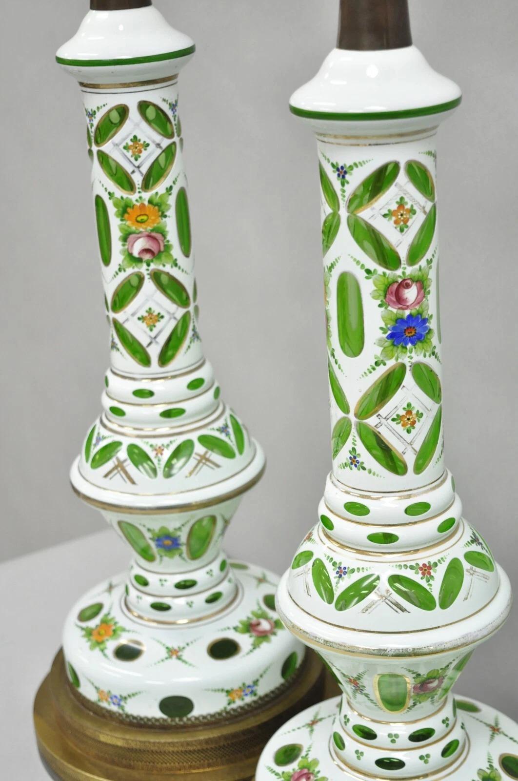 Paire de lampes de bureau de Bohème anciennes à colonne en verre émaillé vert et blanc en vente 5