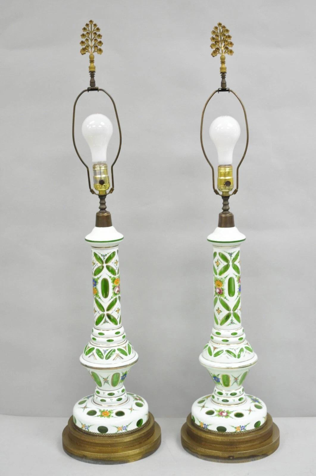 Paire de lampes de bureau de Bohème anciennes à colonne en verre émaillé vert et blanc en vente 6