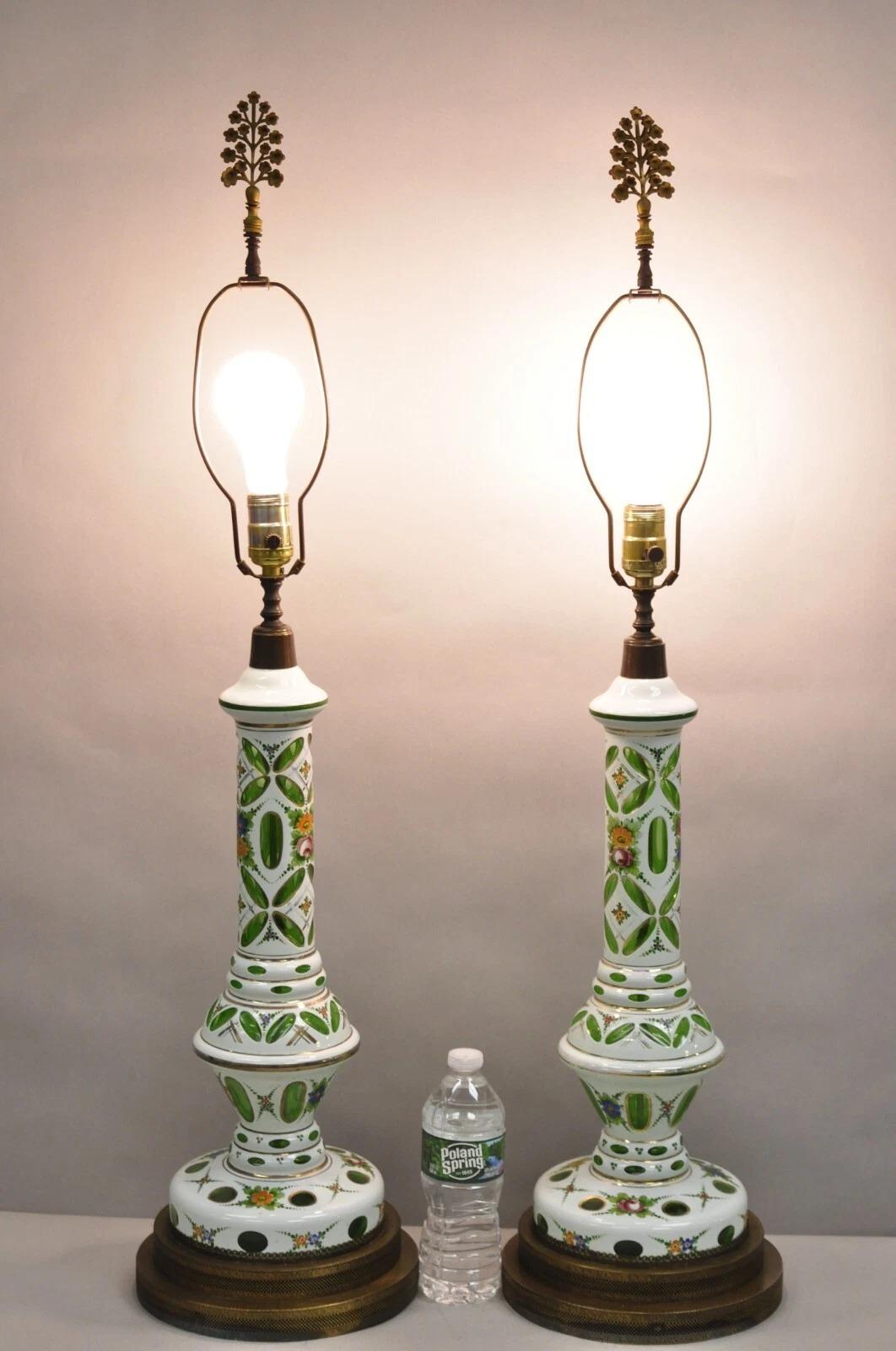 Ancienne paire de lampes de table Bohème en verre vert et blanc avec détails floraux peints à la main. Circa Early 20th Century. Dimensions : 37