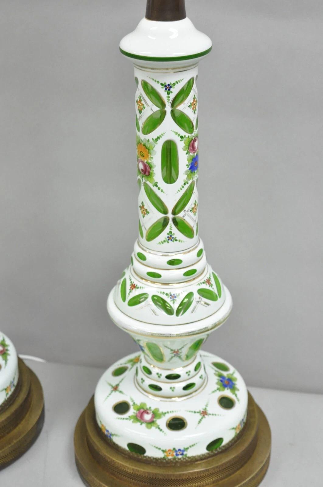 Inconnu Paire de lampes de bureau de Bohème anciennes à colonne en verre émaillé vert et blanc en vente