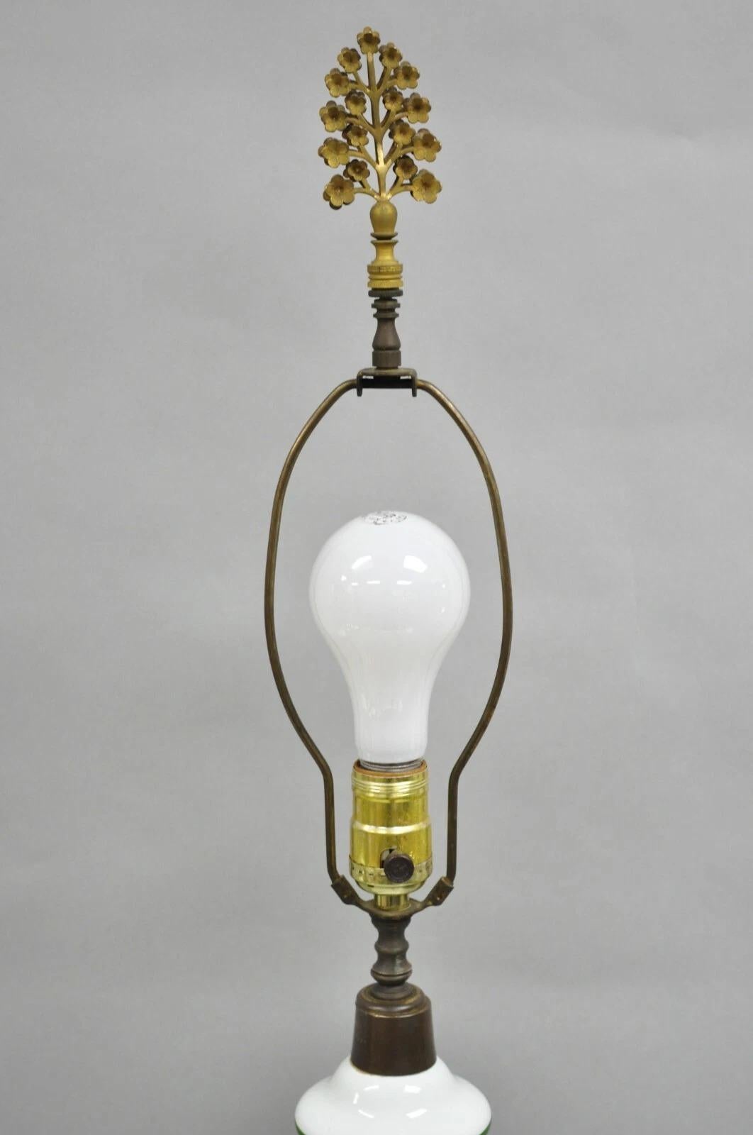 20ième siècle Paire de lampes de bureau de Bohème anciennes à colonne en verre émaillé vert et blanc en vente