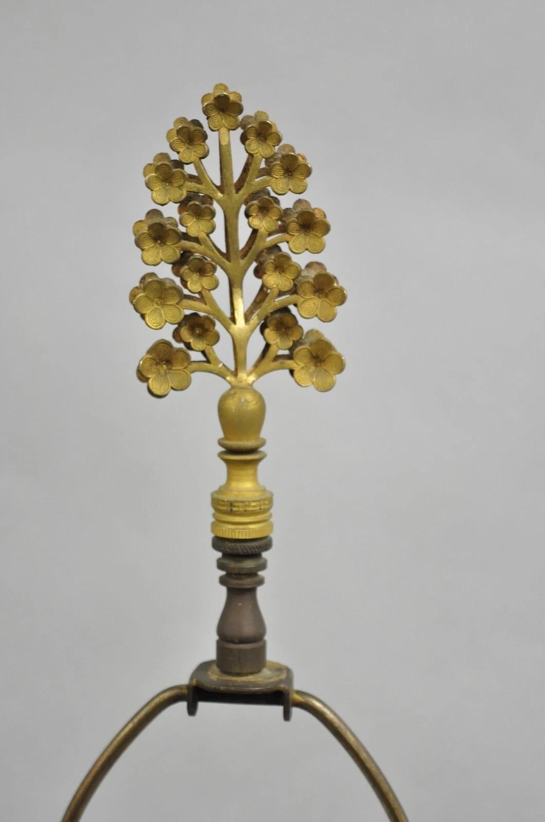 Verre Paire de lampes de bureau de Bohème anciennes à colonne en verre émaillé vert et blanc en vente
