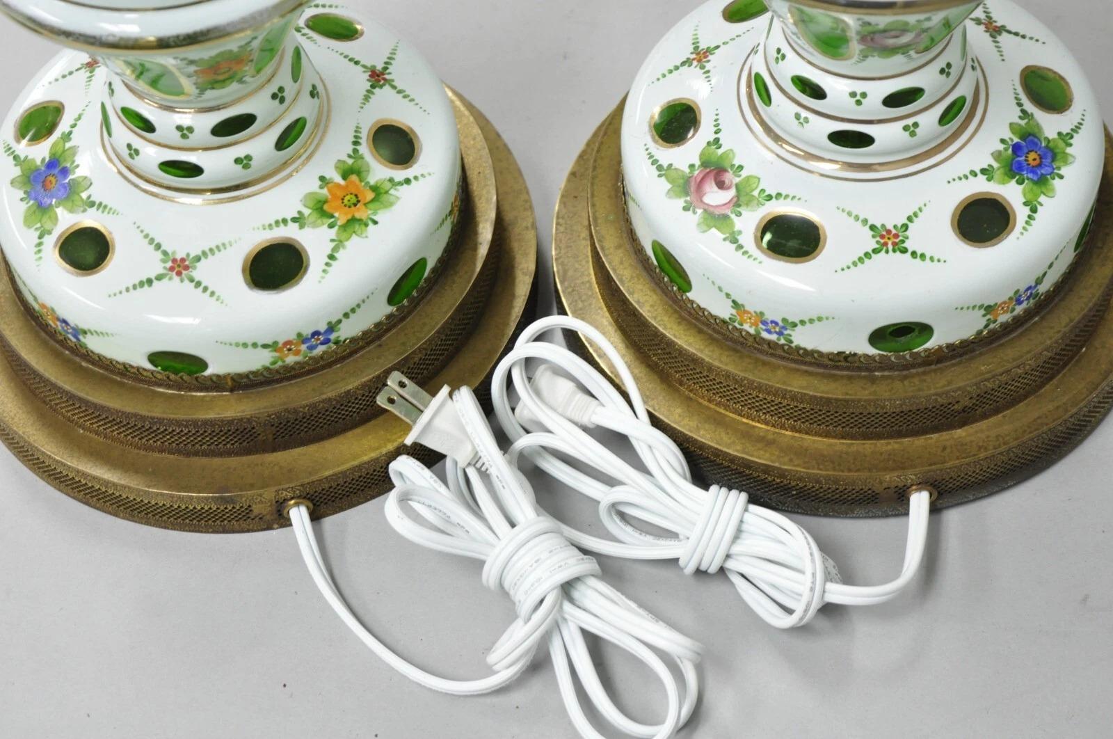 Paire de lampes de bureau de Bohème anciennes à colonne en verre émaillé vert et blanc en vente 3