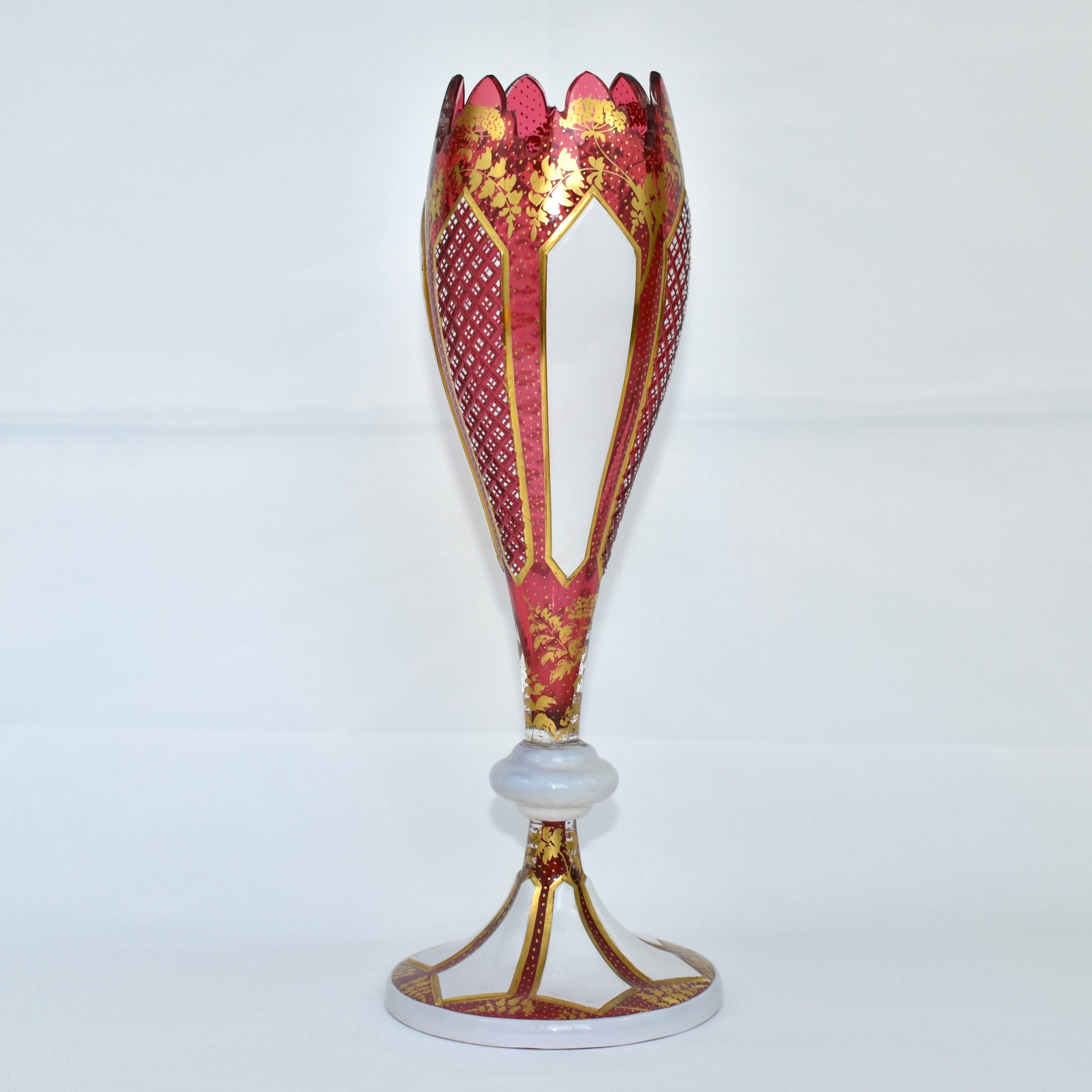 Vase en verre exquis, blanc sur rouge

Cristal clair de canneberge recouvert de verre opalin

Superbe bordure dorée et taillée

Décoration dorée riche et fine sur tout le pourtour

Bohemia, vers 1860.