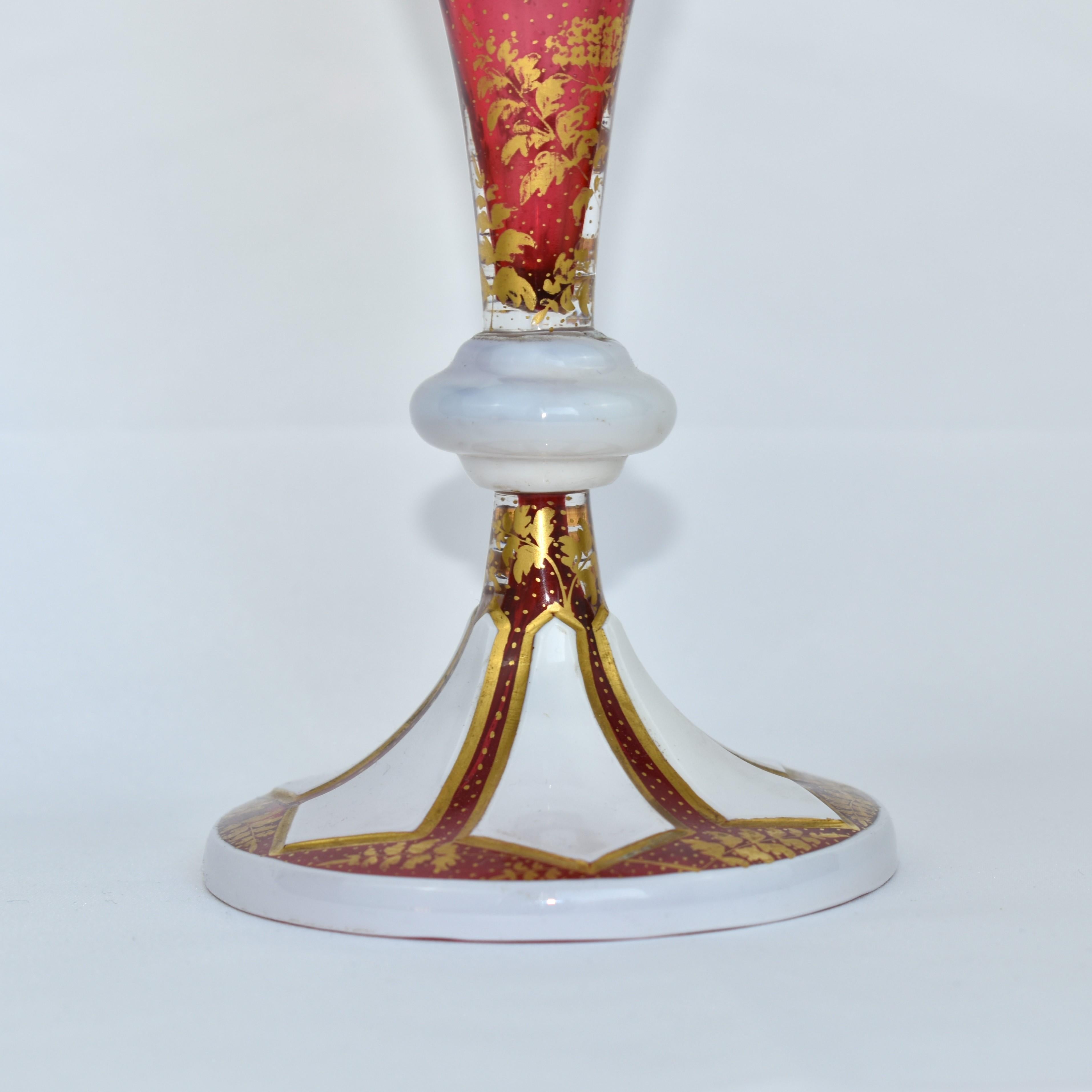 Cristal VASE DE GLASS D'OVERLAY BOHEMIAN HARRACH ANTIQUE, 19ème SIÈCLE en vente