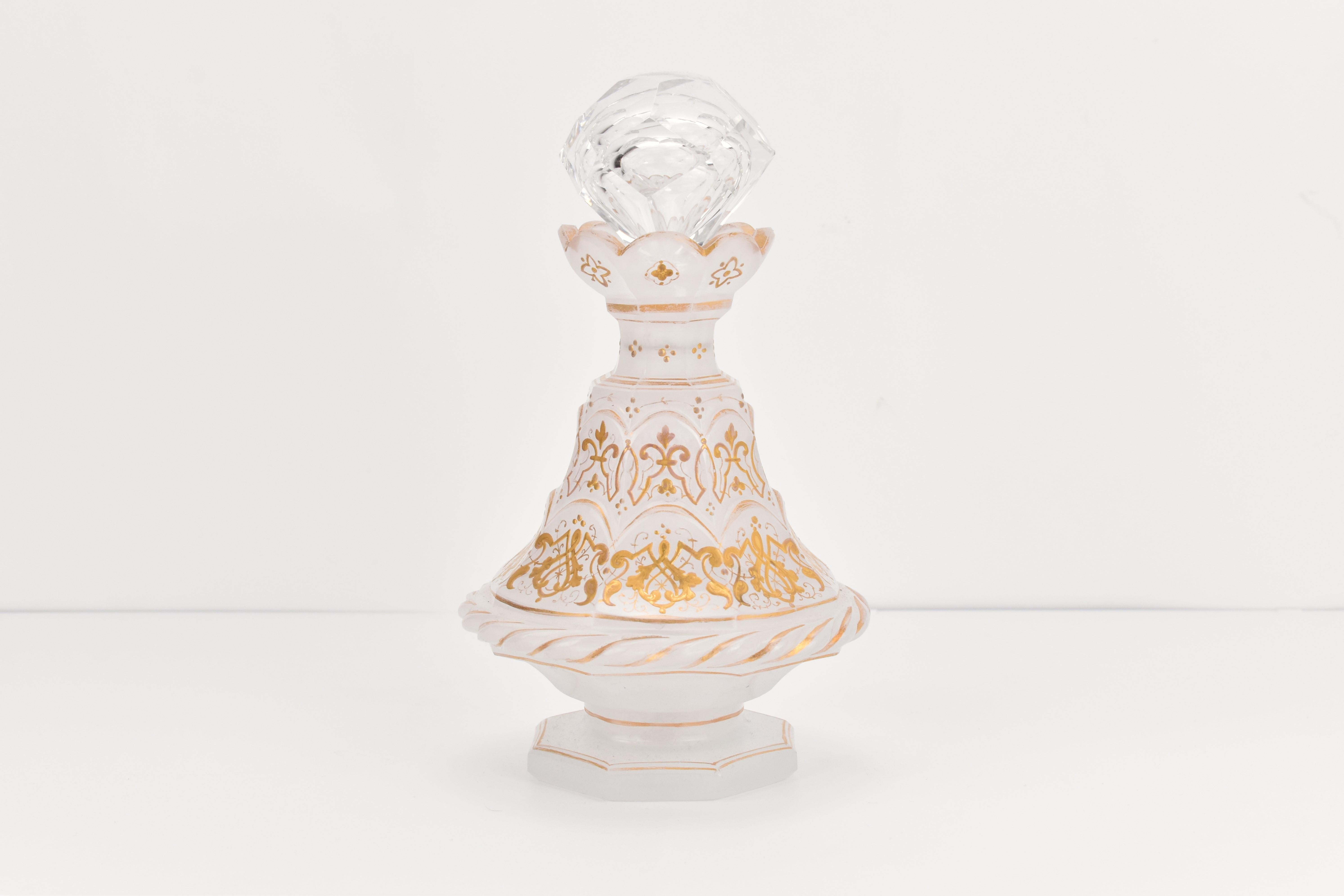 Antica bottiglia di profumo in vetro opalino di Boemia con tappo in cristallo dell'epoca Biedermeier

vetro alabastro opalino bianco lattiginoso con tappo in cristallo trasparente tagliato

Il corpo circolare è splendidamente tagliato in varie forme