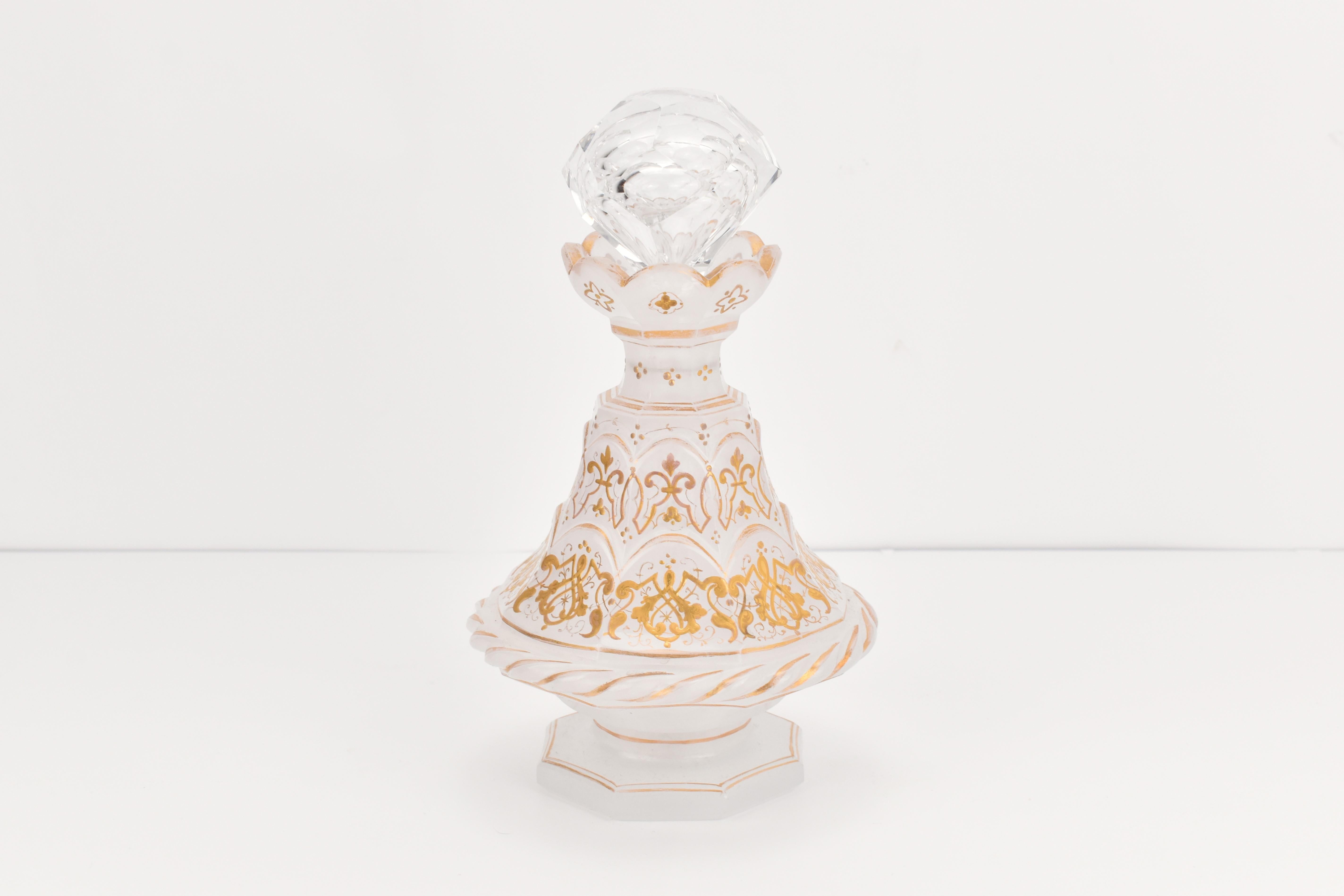 Biedermeier Antica bottiglia di profumo in vetro opalino smaltato bianco latte di Boemia, XIX C. in vendita