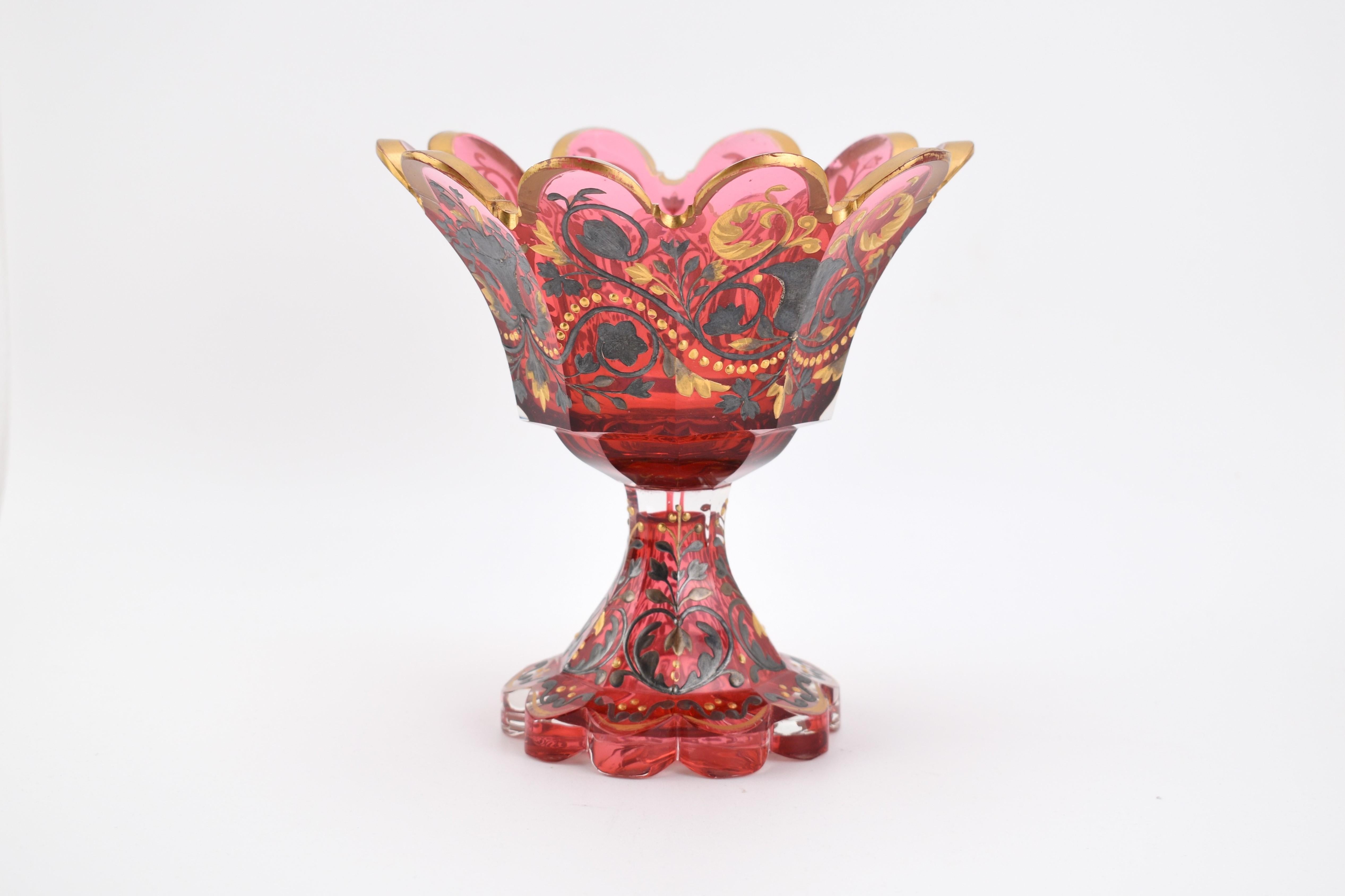 ANTIQUE BOHEMIAN MOSER CRANBERRY GLASS CENTERPIECE, 19. Jahrhundert (Emailliert) im Angebot