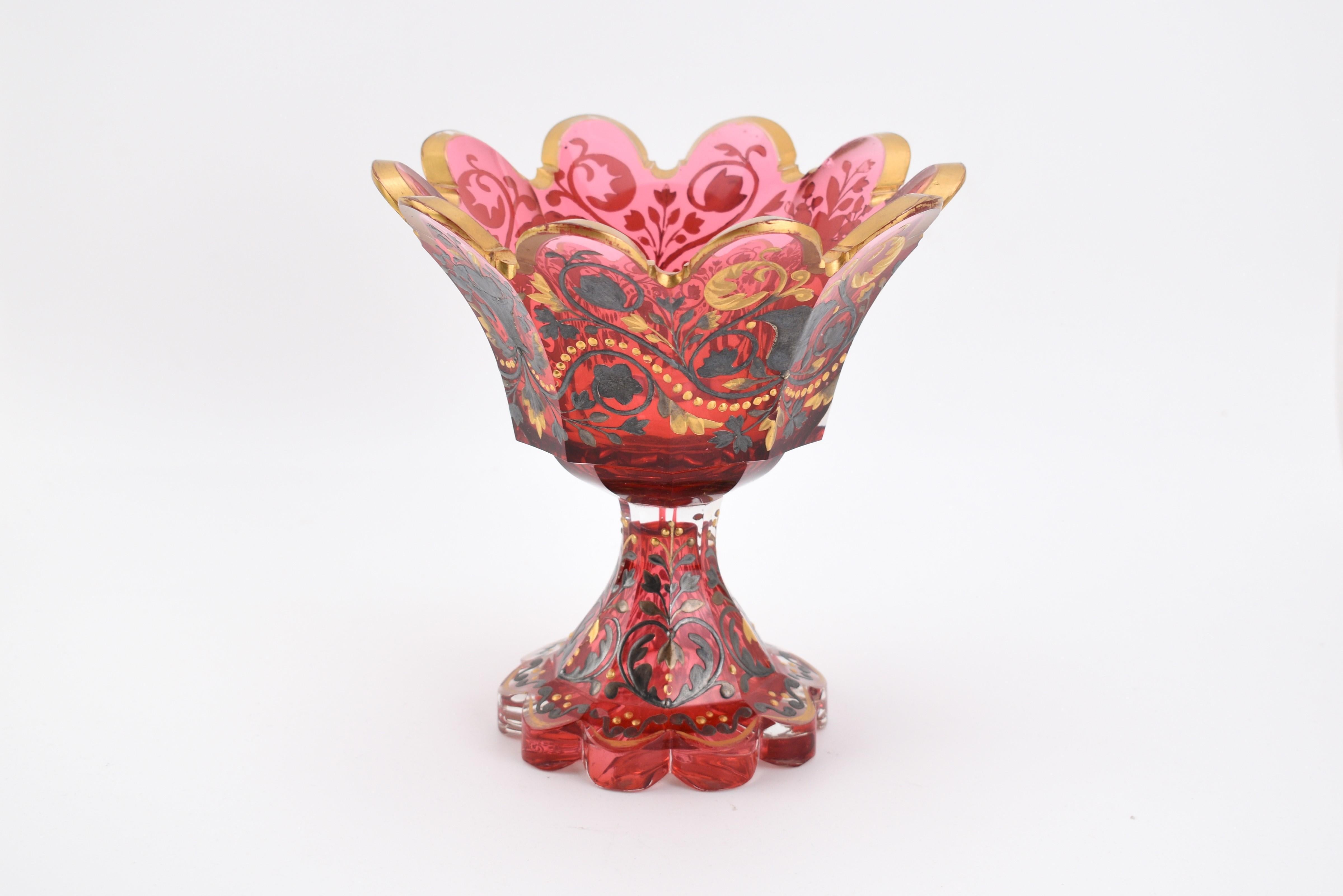ANTIQUE BOHEMIAN MOSER CRANBERRY GLASS CENTERPIECE, 19. Jahrhundert im Zustand „Gut“ im Angebot in Rostock, MV