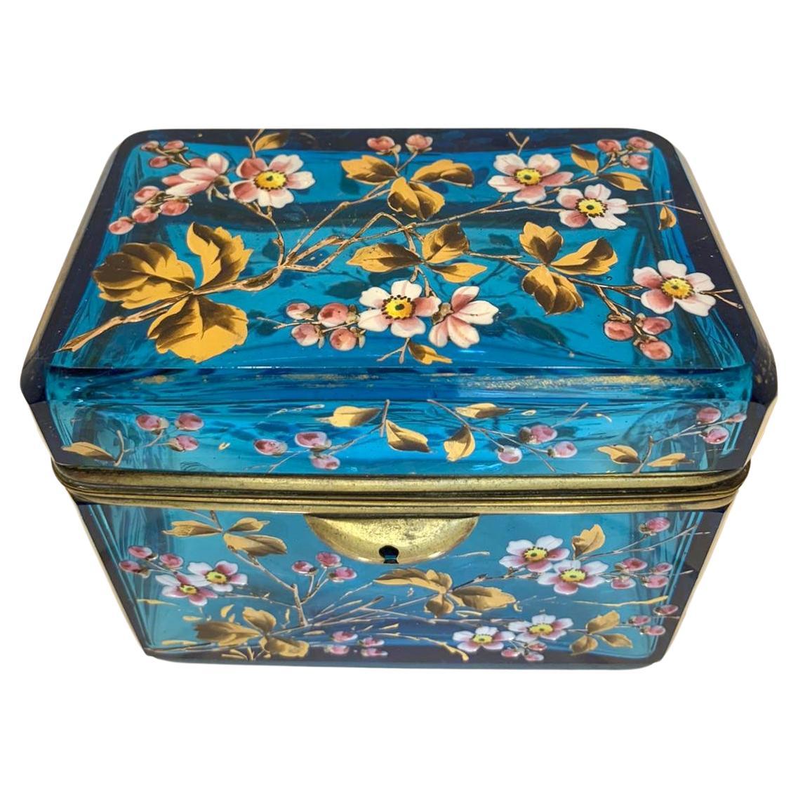 Feine Moser Schatulle Schmuckkästchen mit aufklappbaren Bronzebeschlägen

Mit Dore Bronze-Schwenkgriffen

Deckel und Sockel sind beide in Bronze gerahmt

Großzügig emailliert rundum mit bunten Zweigen, Blumen und Blättern


Bohemia, Moser, 19.