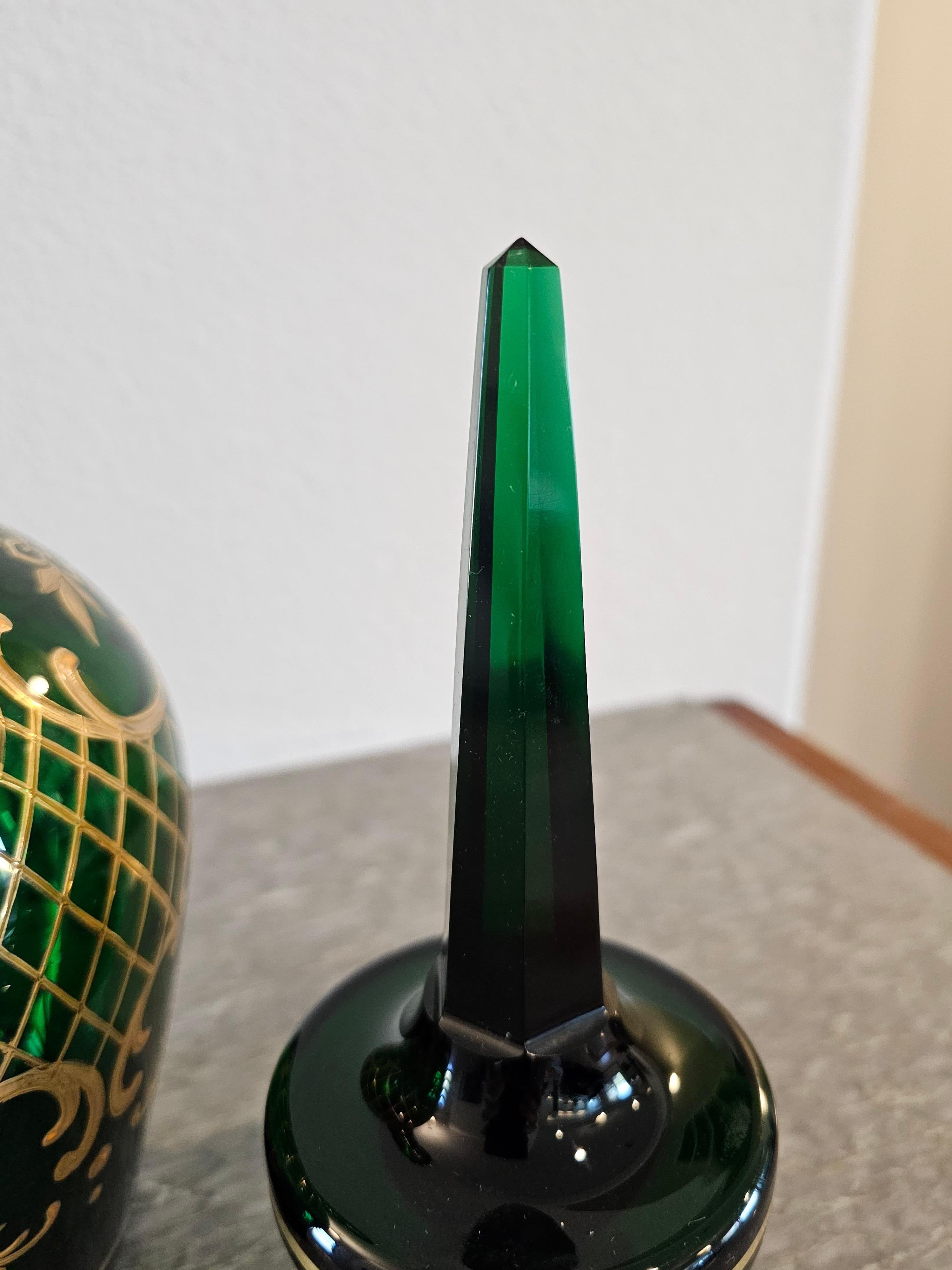 Antico decanter in vetro smeraldo dorato Moser di Boemia in vendita 7