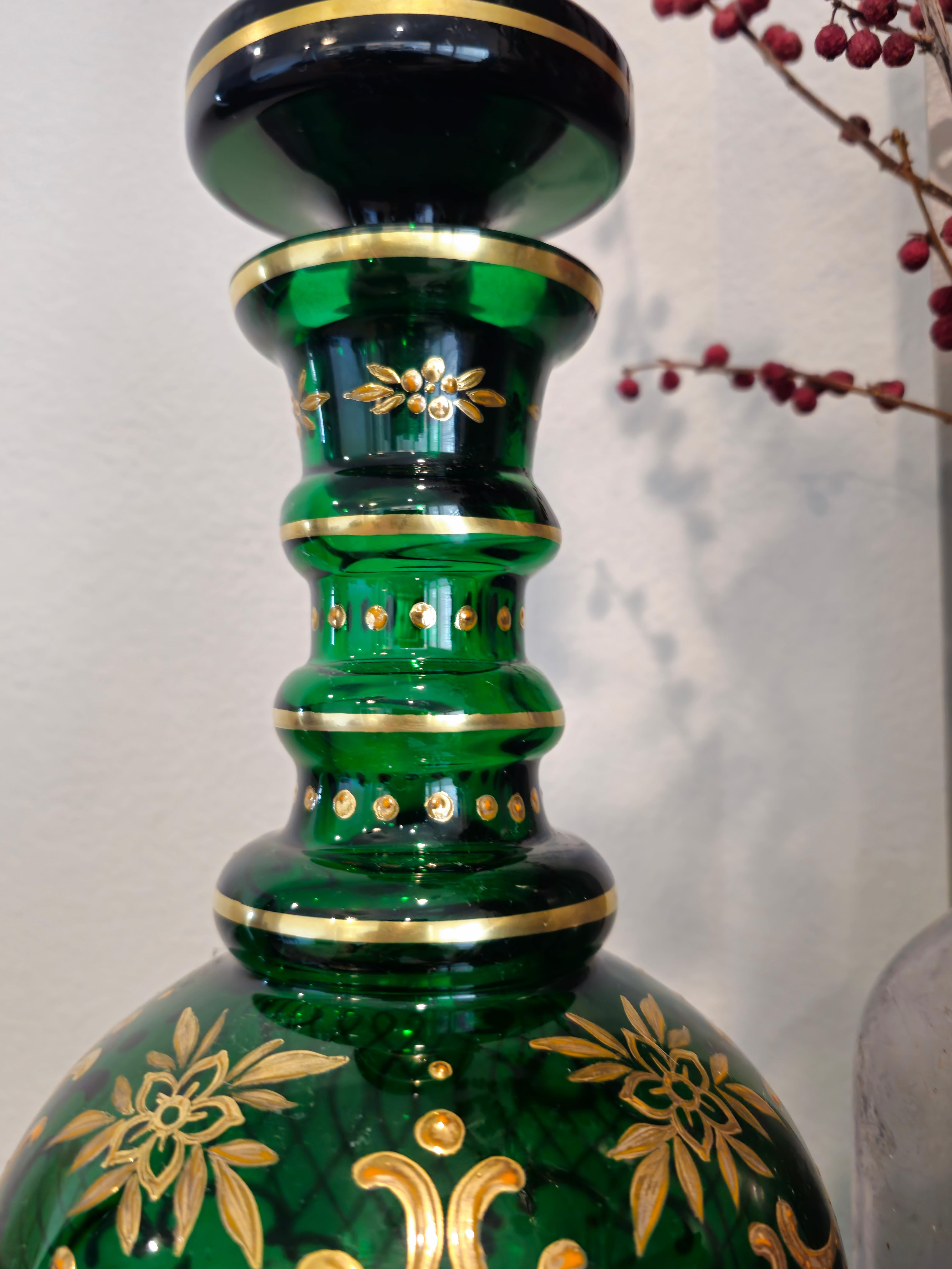 Antiker böhmischer Moser-Dekanter aus vergoldetem Smaragdglas  (19. Jahrhundert) im Angebot