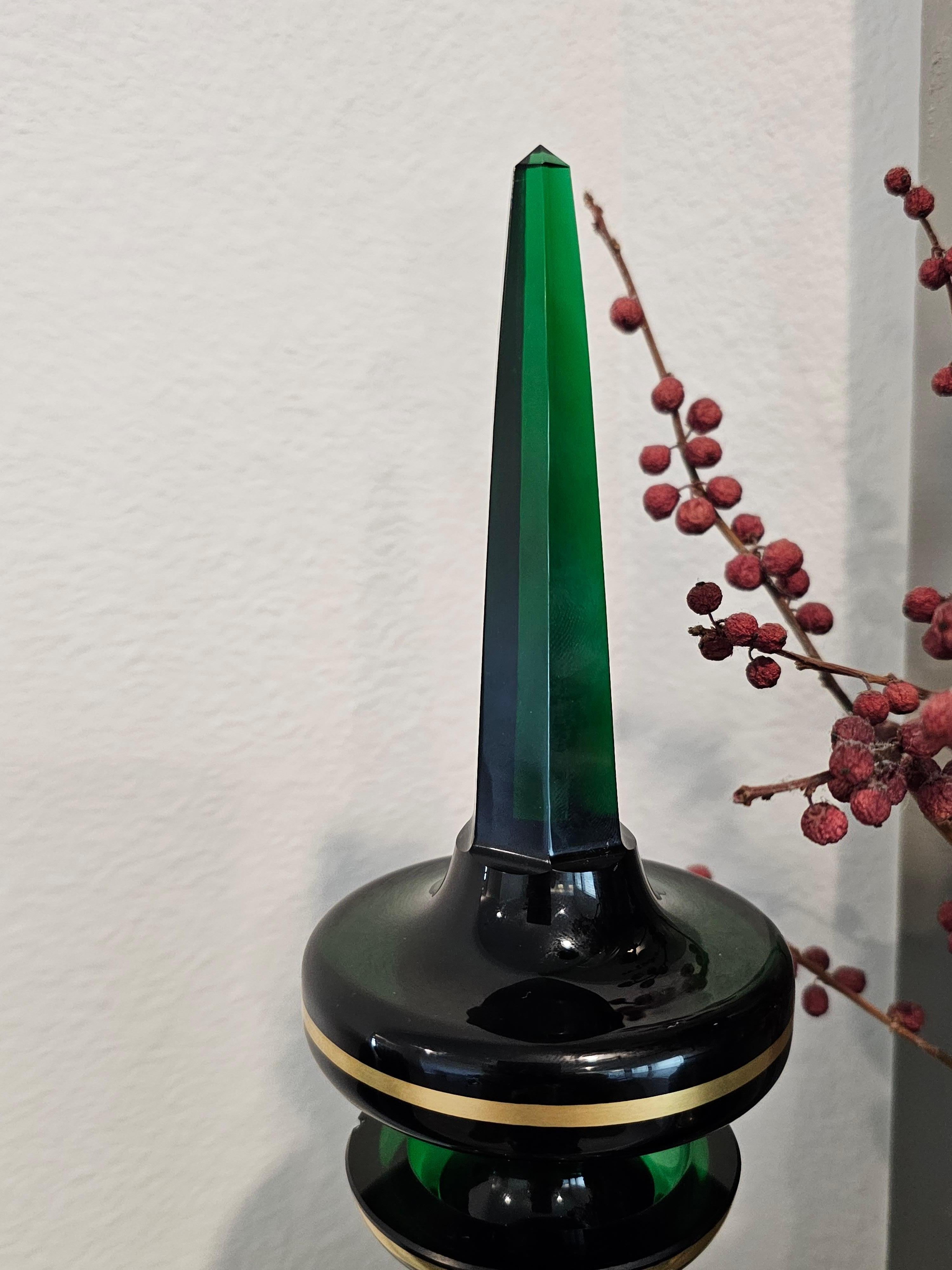 Antiker böhmischer Moser-Dekanter aus vergoldetem Smaragdglas  (Glaskunst) im Angebot