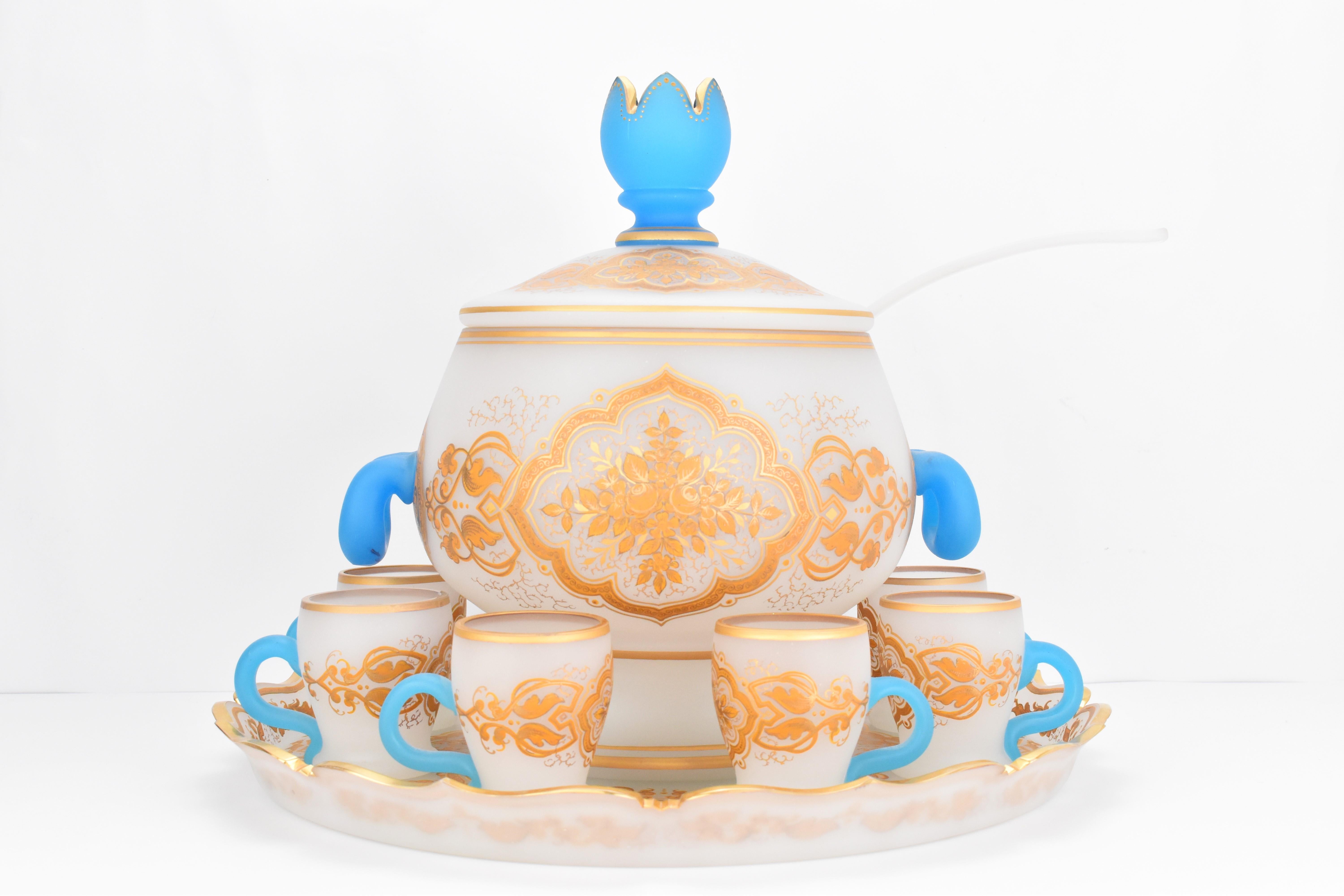 Exceptionnel et rare service de bol à punch avec 8 tasses et une grande cuillère en excellent état.

verre opalin bicolore, le bol en verre opalin blanc laiteux avec poignées et couvercle bleus, corps circulaire richement peint à la main avec de