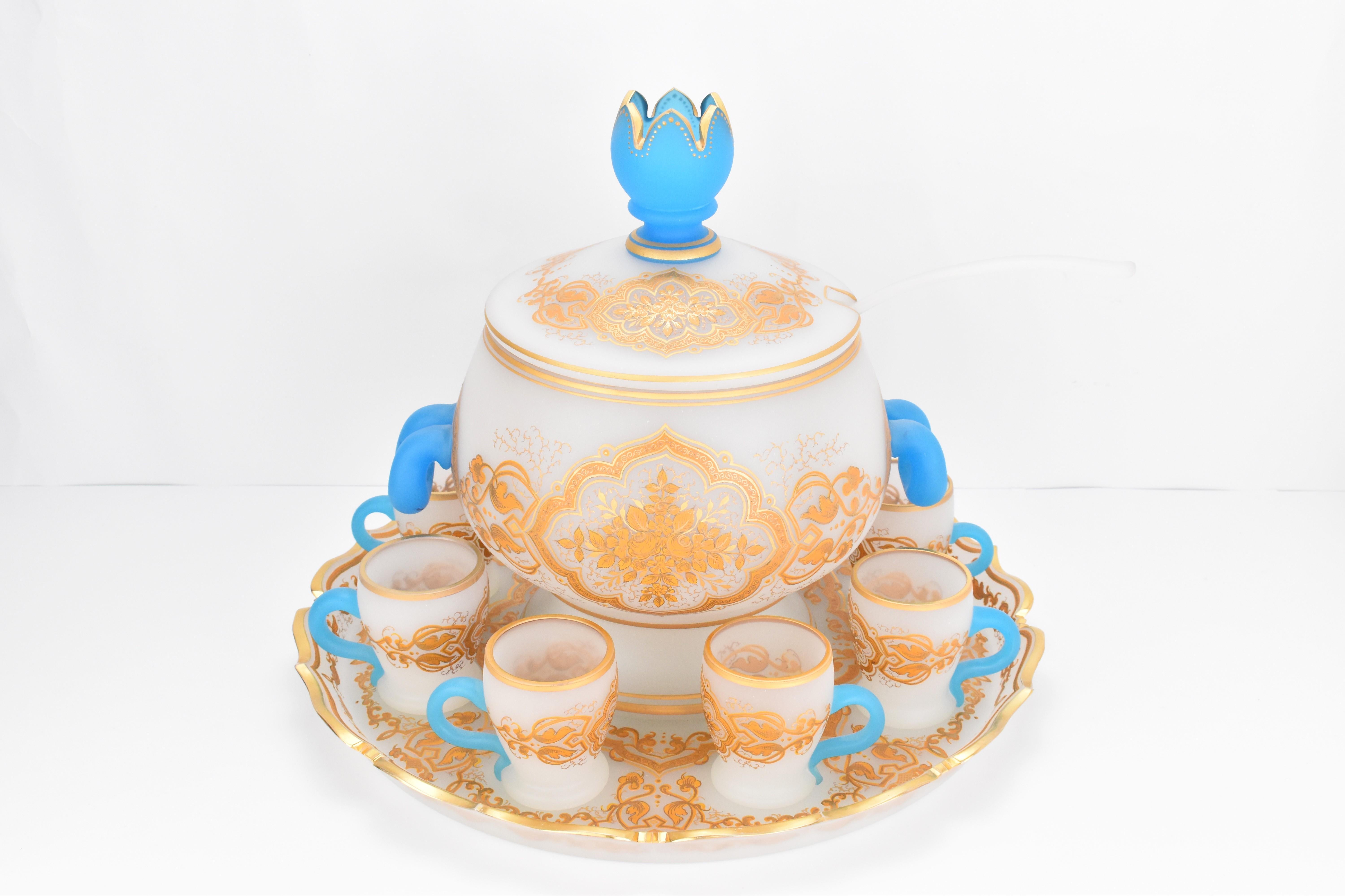 Émaillé Ensemble de punchs bohème antique en verre dépoli opalin Moser, 19ème siècle en vente