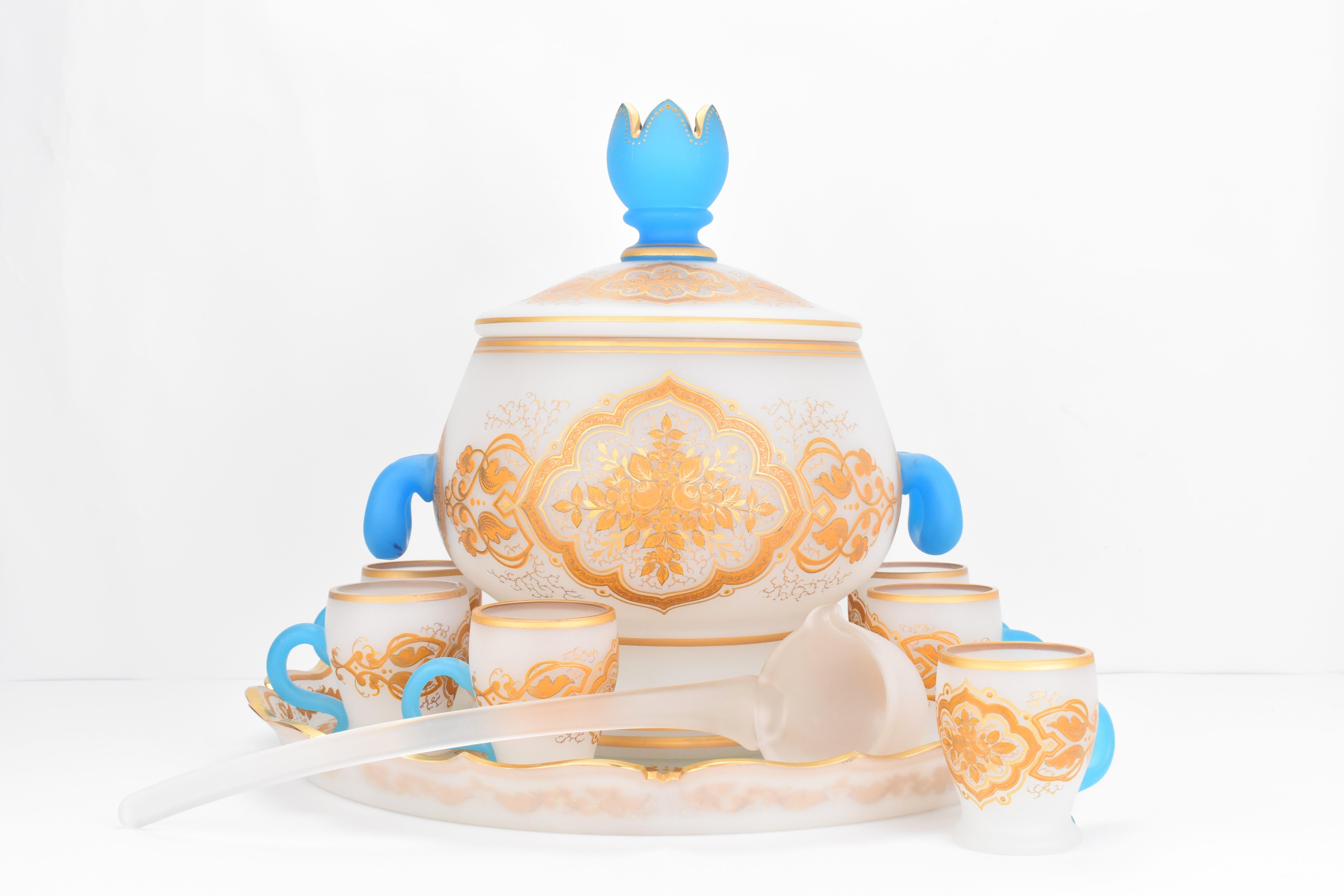 Ensemble de punchs bohème antique en verre dépoli opalin Moser, 19ème siècle en vente 1