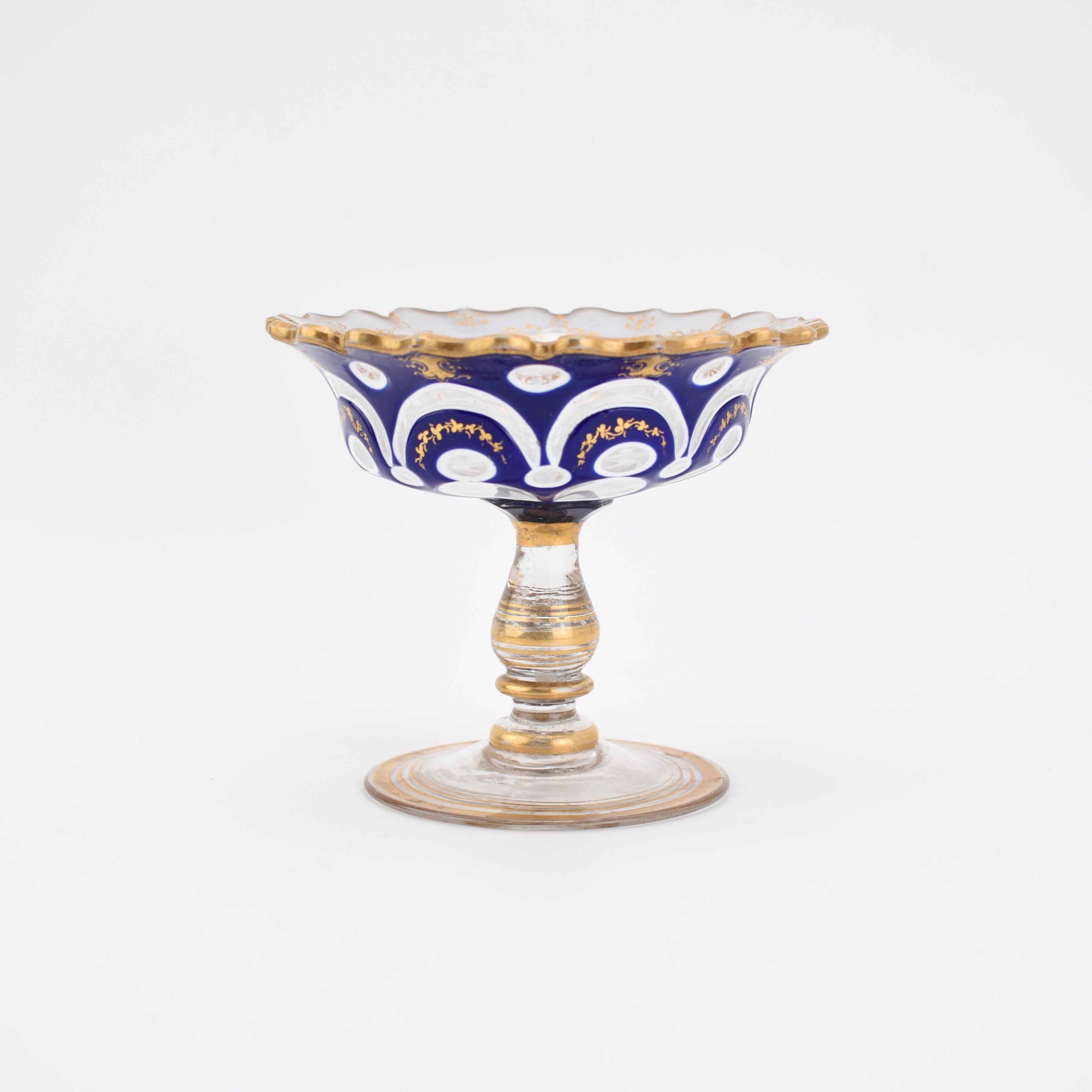 Impresionante cuenco para servir, centro de mesa de Moser

Cristal transparente doble superpuesto con cristal opalino blanco y azul cobalto

Impresionante borde ondulado dorado

Decoración de esmalte dorado y realces dorados alrededor

Bohemia,