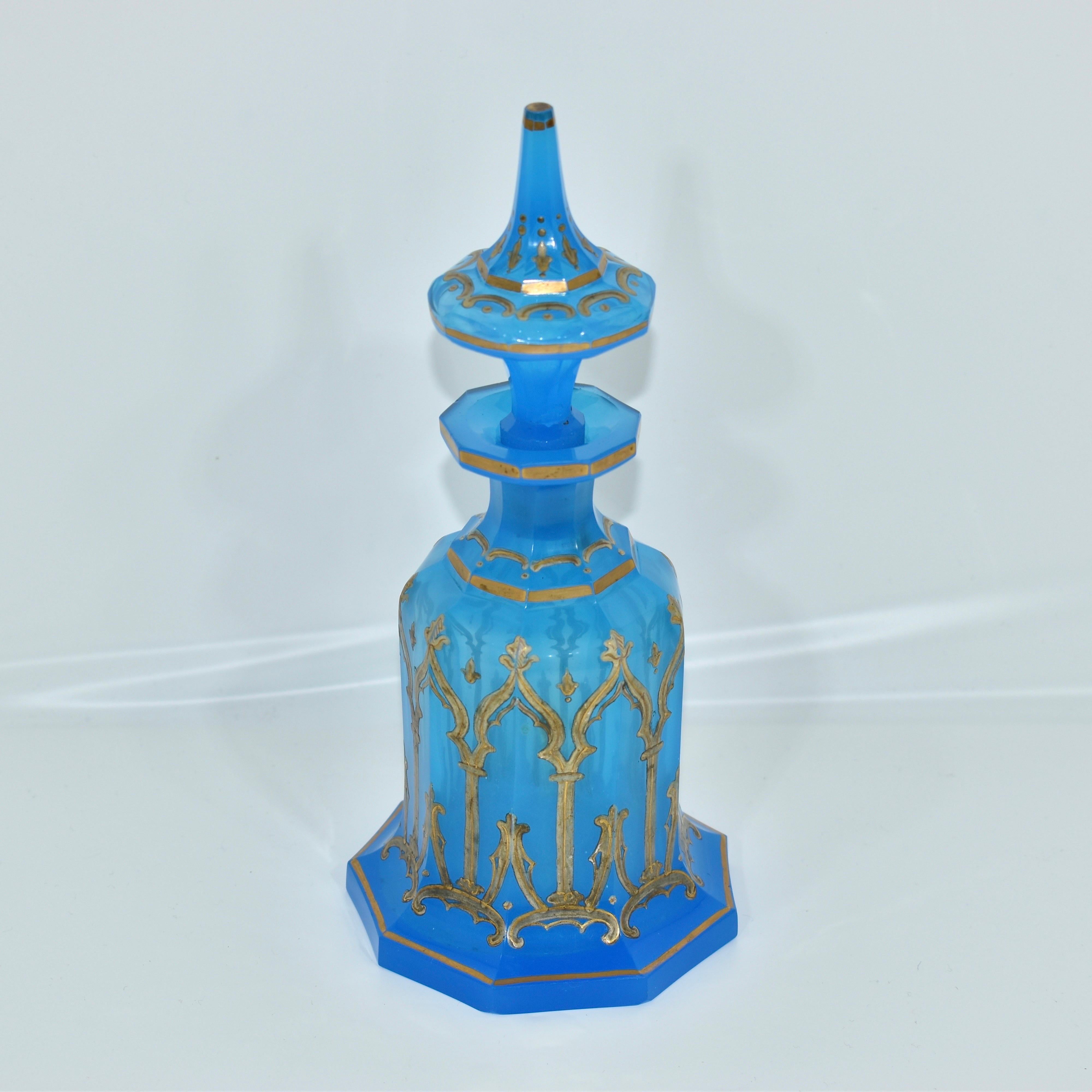 Bouteille de parfum ancienne en opaline, flacon avec bouchon

Verre opalin bleu avec décoration en émail doré

Bohemia, XIXe siècle, période Napoléon III