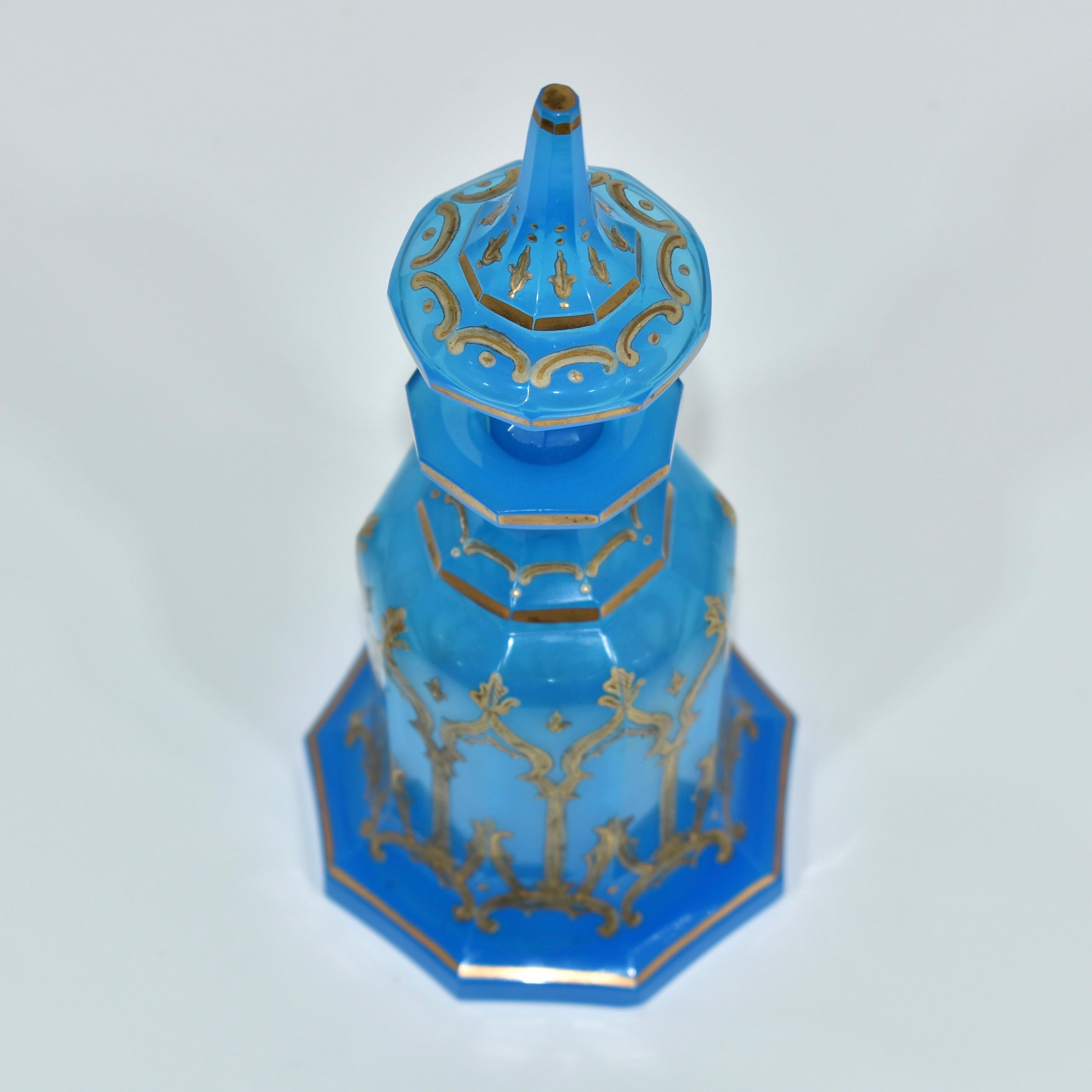 Émaillé Flacon de parfum ancien en verre émaillé opalin de Bohème, 19ème siècle en vente