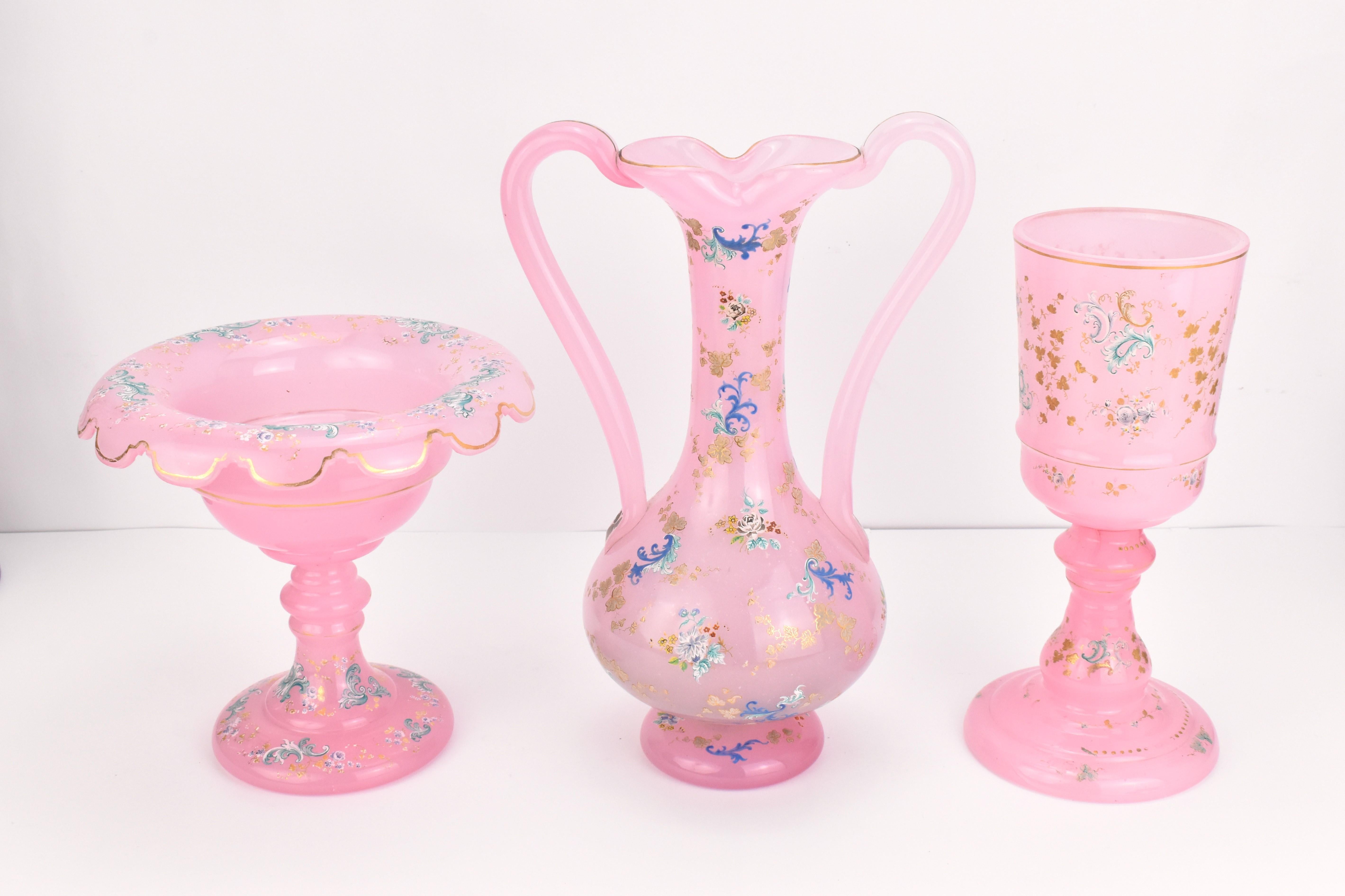 Eccezionale set di 3 pezzi in vetro alabastro opalino di Moser - Vaso, calice e ciotola - CIRCA 1860

Uno splendido set di 3 pezzi in vetro alabastro opalino di Moser, composto da un vaso, un calice e una ciotola di servizio (centrotavola),