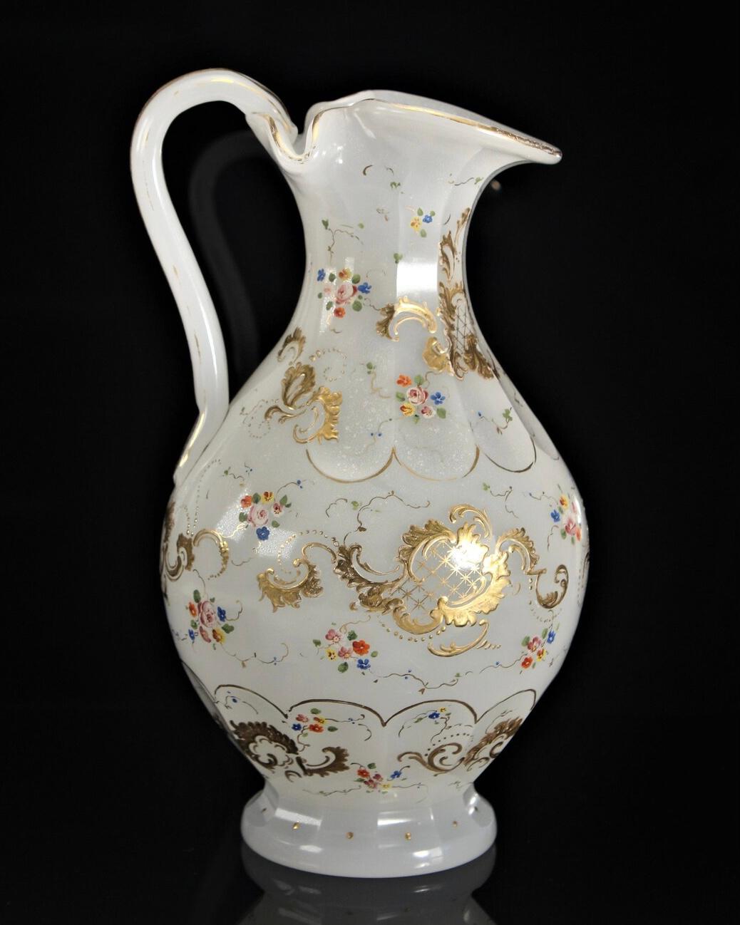 Antiker böhmischer Opalglaskrug aus Opalglas, Krug, 19. Jahrhundert, Moser, Biedermeier  (Emailliert) im Angebot
