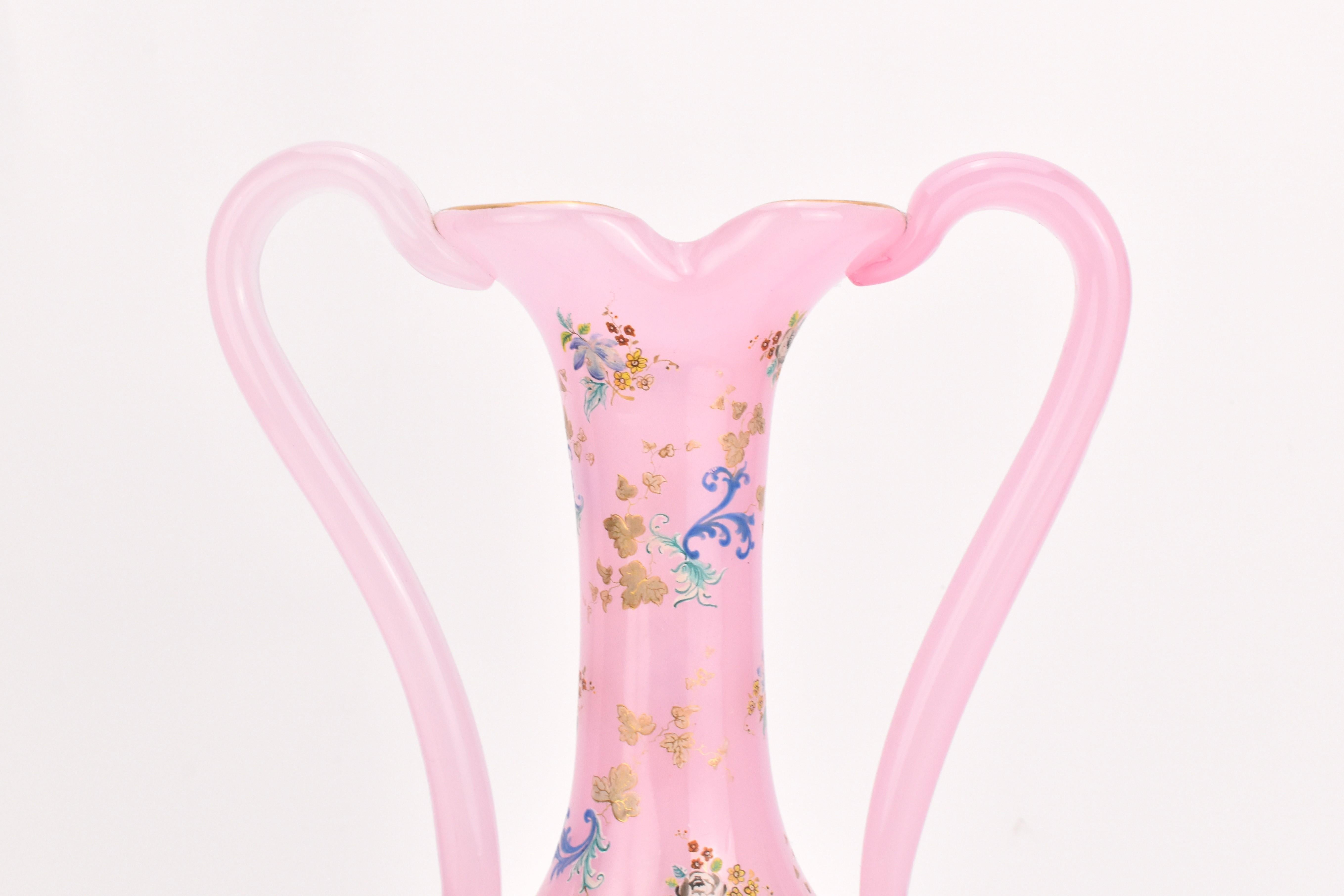 Vase ancien en verre émaillé Opaline Moser de Bohème, 19ème siècle Bon état - En vente à Rostock, MV