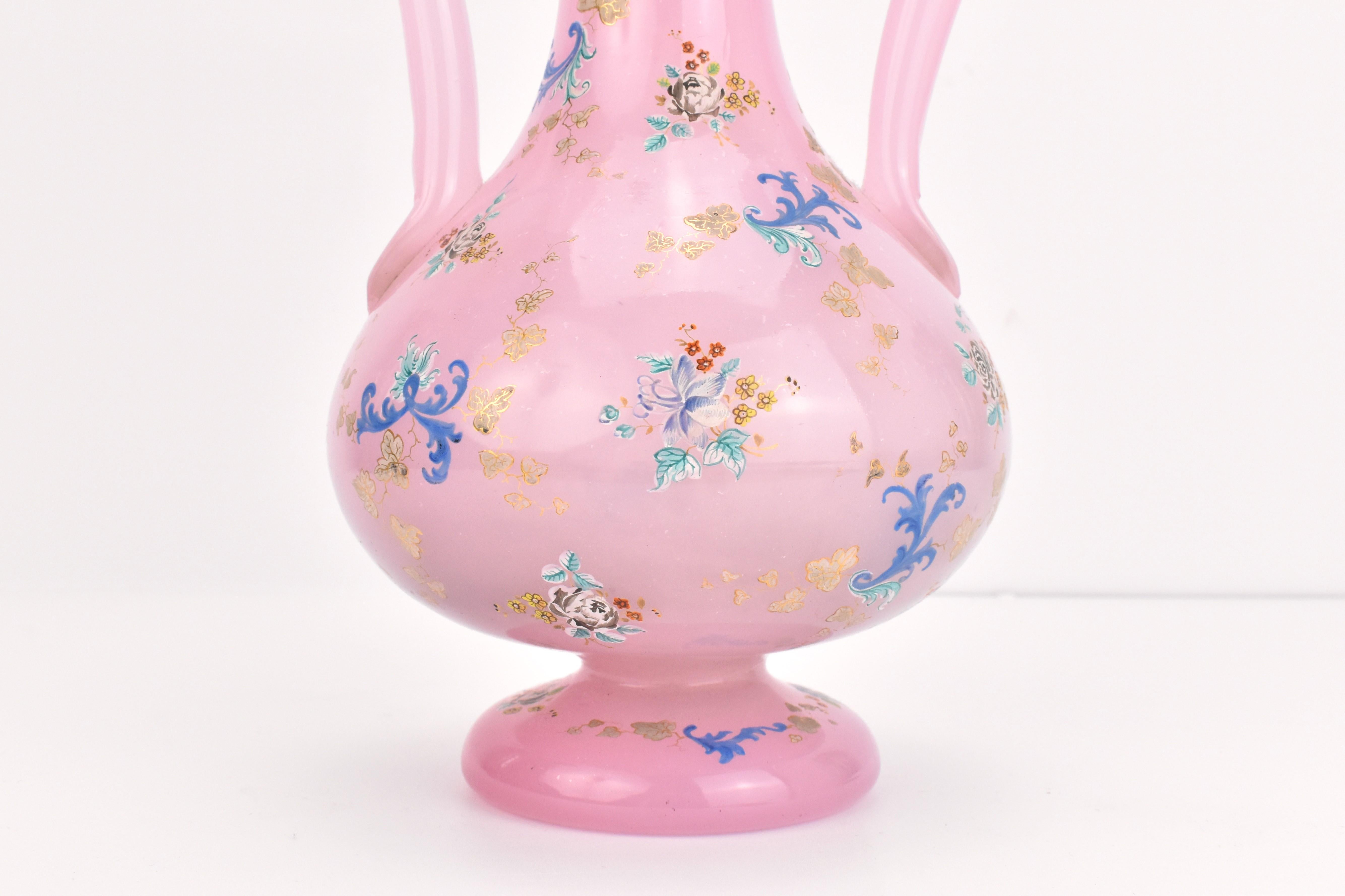 Verre opalin Vase ancien en verre émaillé Opaline Moser de Bohème, 19ème siècle en vente