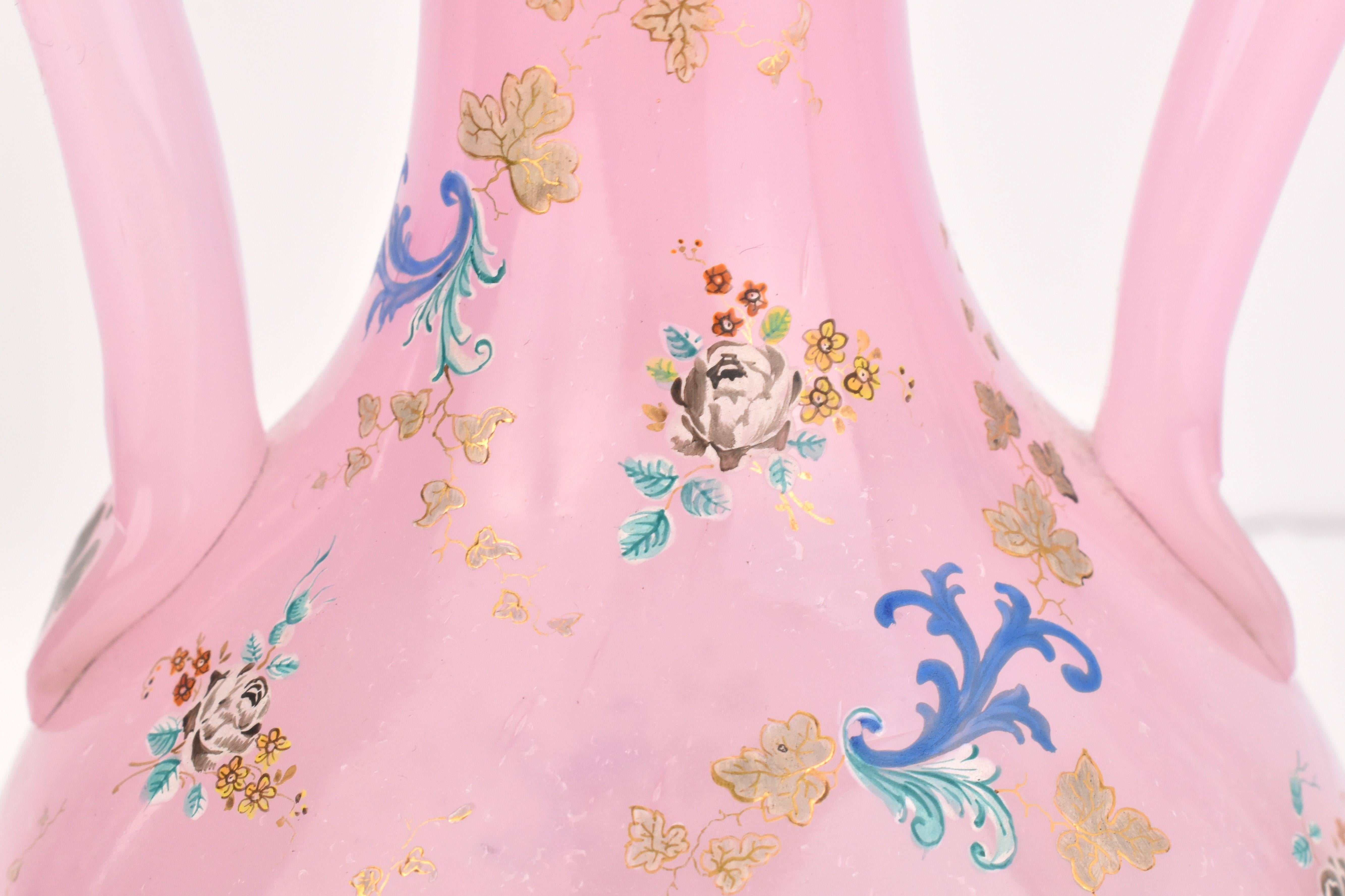 Vase ancien en verre émaillé Opaline Moser de Bohème, 19ème siècle en vente 1