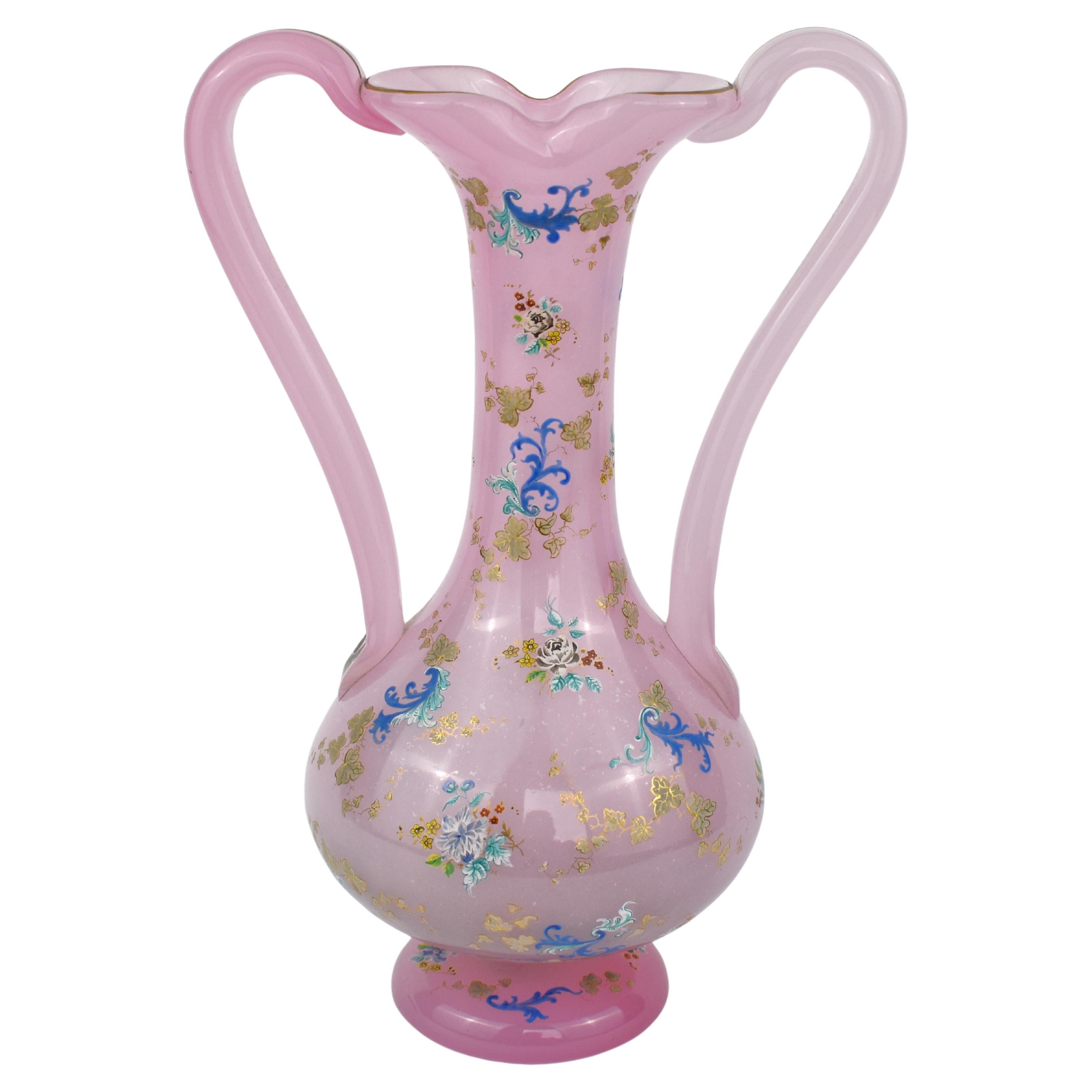 Außergewöhnliche Vase mit zwei Henkeln aus rosafarbenem Opal-Alabasterglas von Moser

Der runde Korpus ist rundherum mit Emaildekoration bemalt und reichlich mit feiner, farbenfroher Emaille verziert, die Blumen, Ranken und Rankenwerk