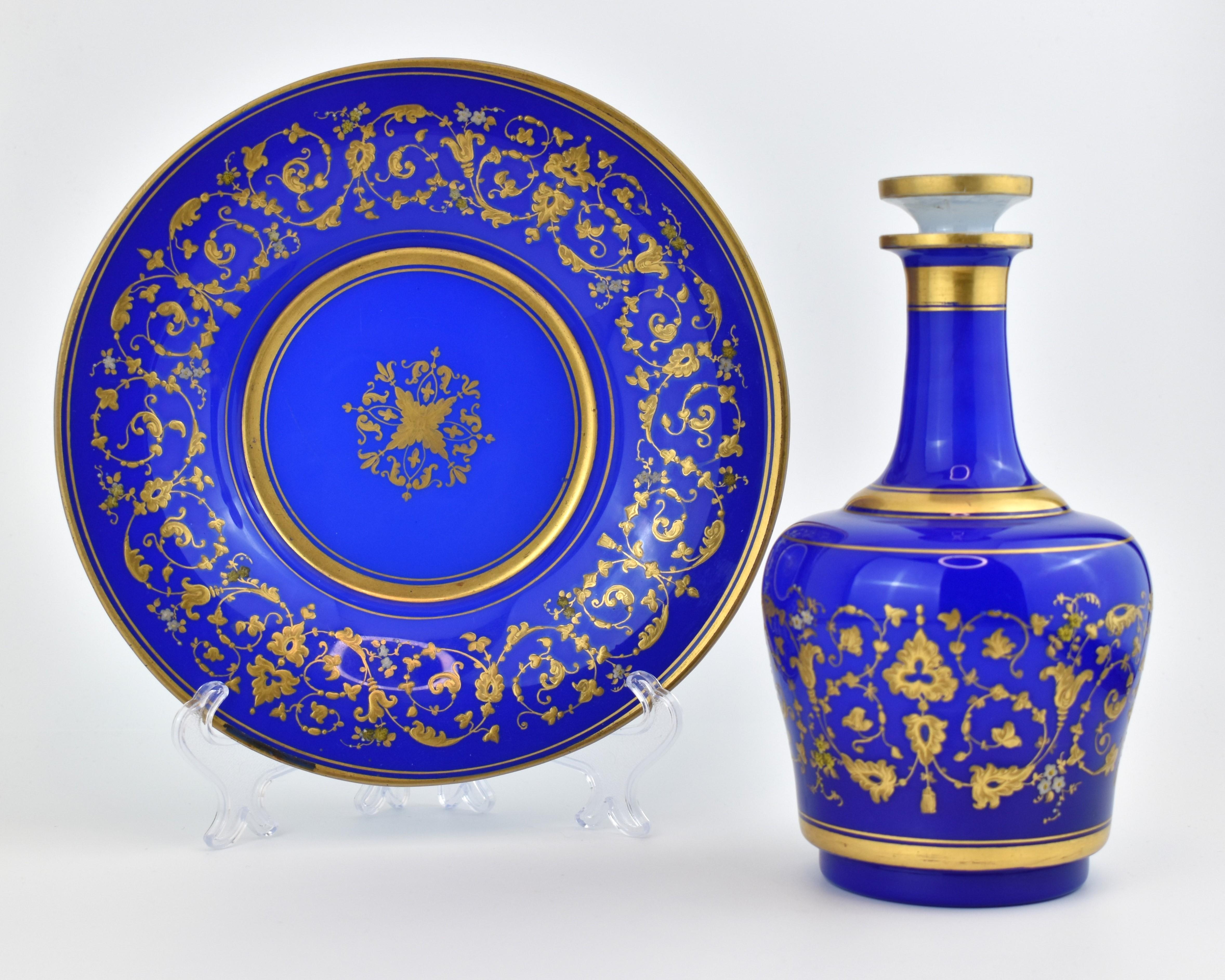 Una serie di  Set da 5 pezzi per liquori in vetro opalino incamiciato di alta qualità

Il set comprende 3 bottiglie, un piatto e una tazza.

vetro opalino bicolore, interno bianco latte con sovrapposizione blu cobalto, ottimo esempio di vetro
