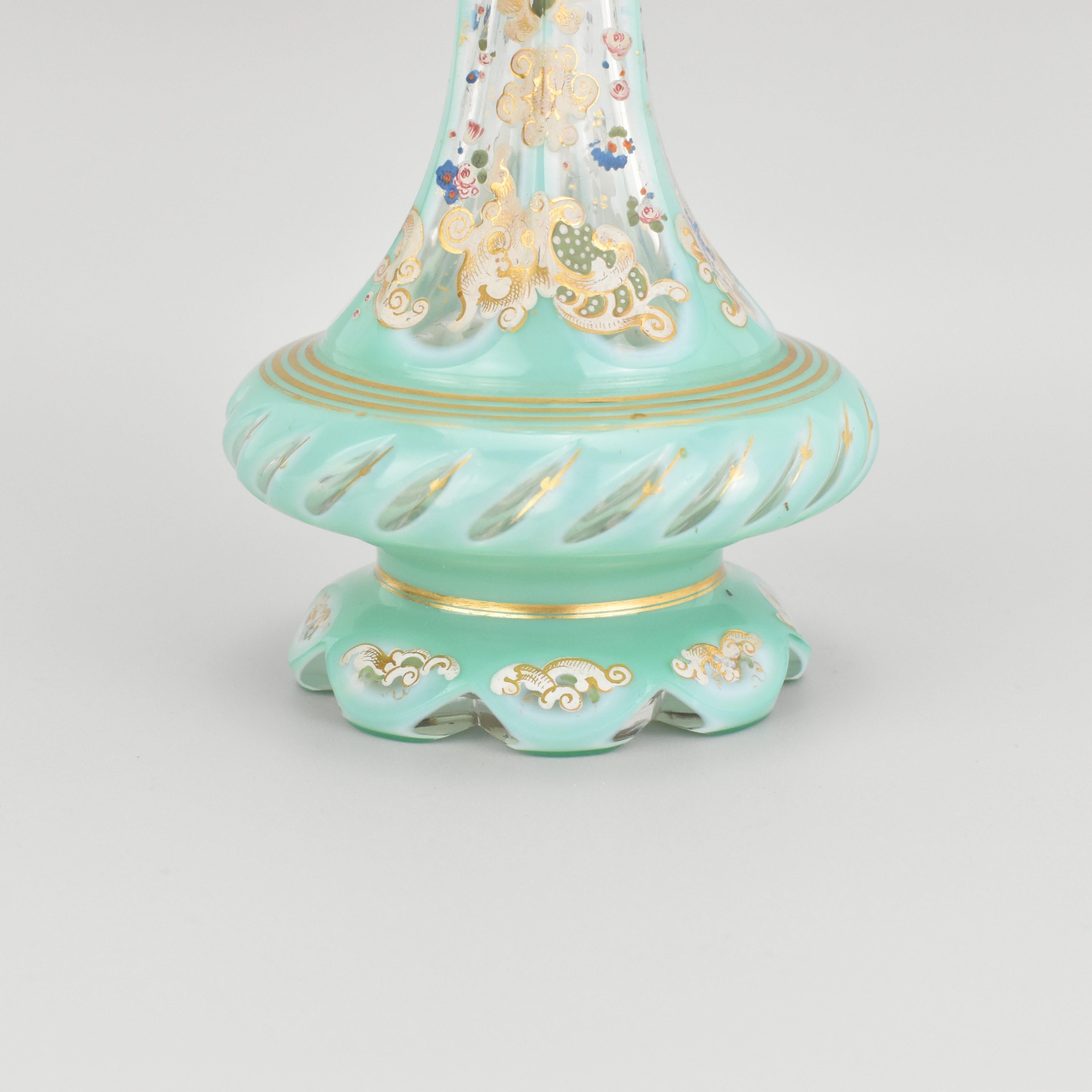 XIXe siècle Flacon de parfum de Bohème antique Biedermeier en verre émaillé incrusté, 19ème siècle en vente